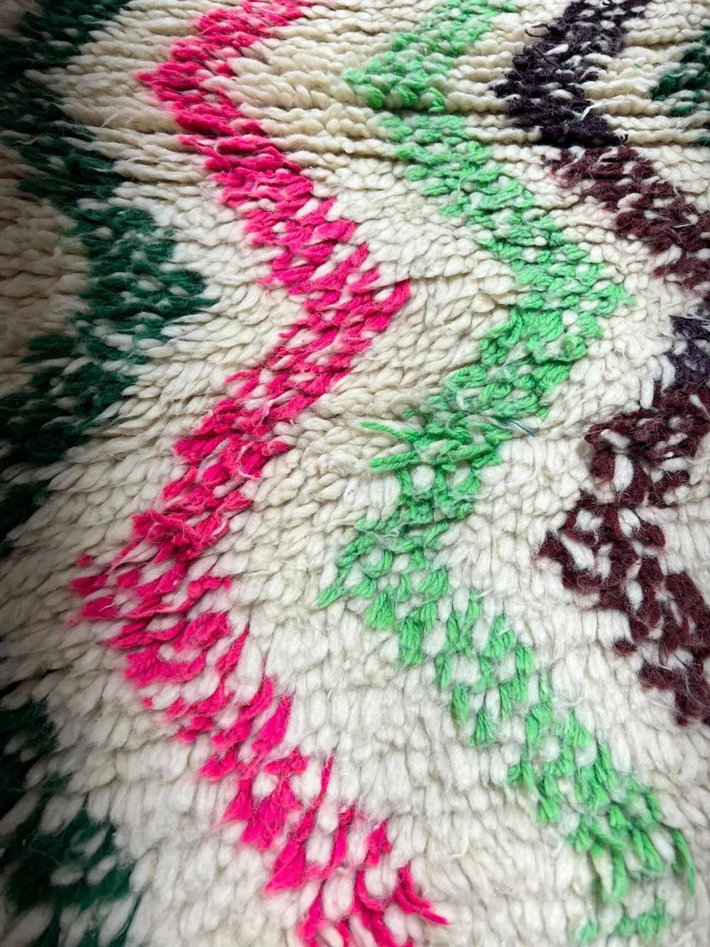 Alfombra de lana marroquí moderna y vibrante con diseño gráfico abstracto Moderno en venta