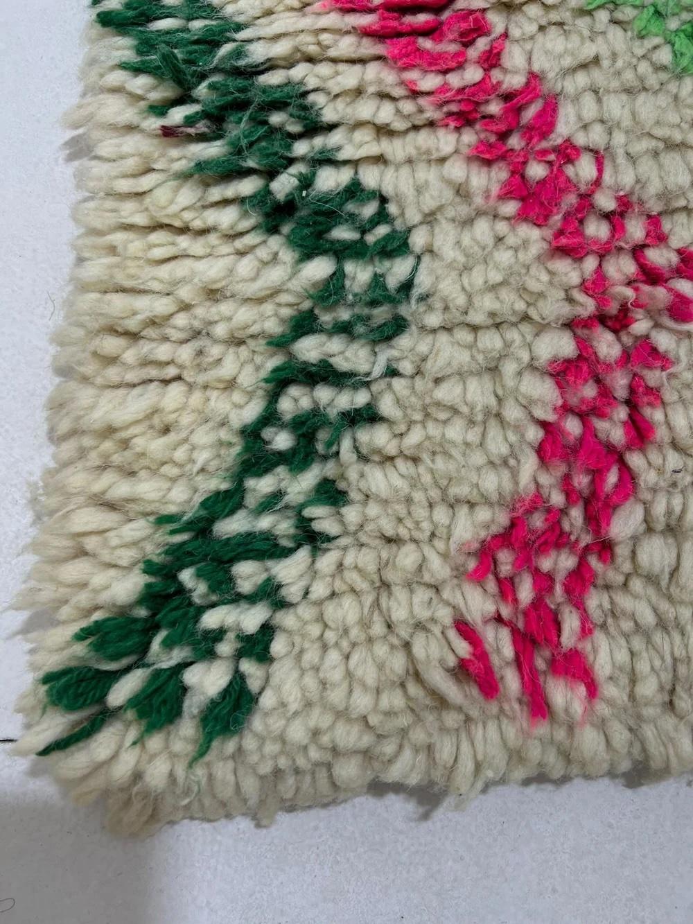 Alfombra de lana marroquí moderna y vibrante con diseño gráfico abstracto Siglo XXI y contemporáneo en venta