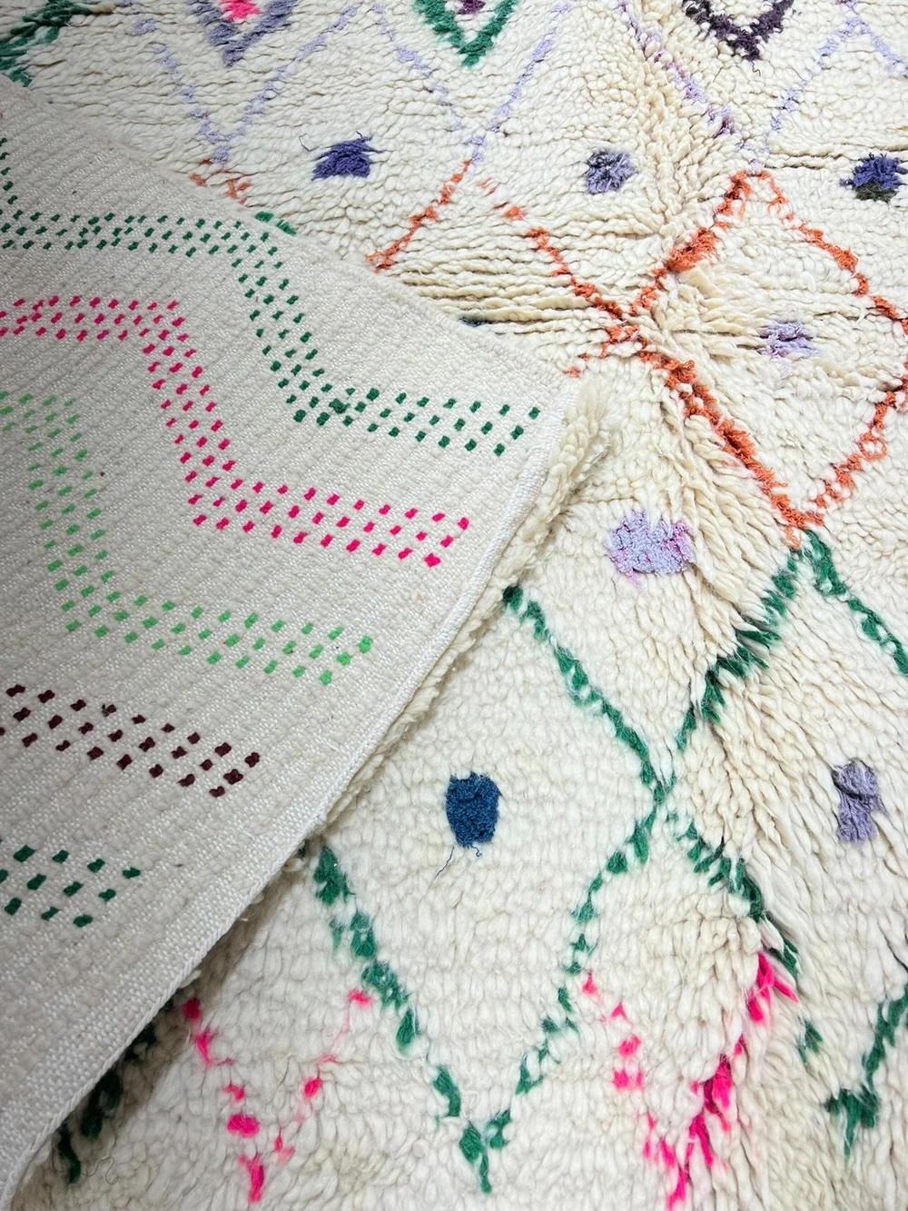 Alfombra de lana marroquí moderna y vibrante con diseño gráfico abstracto Lana en venta