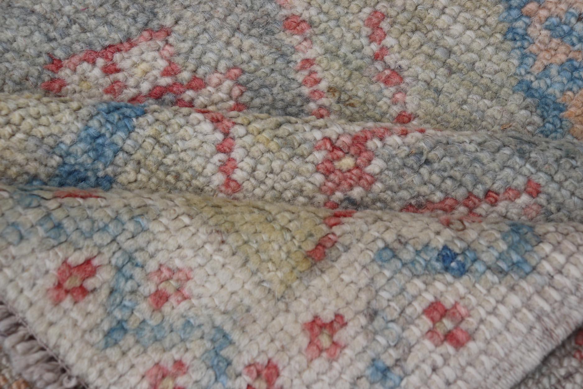Leuchtend moderner türkischer Oushak-Teppich mit bunten Akzenten 2'7 x 3'5 im Angebot 3