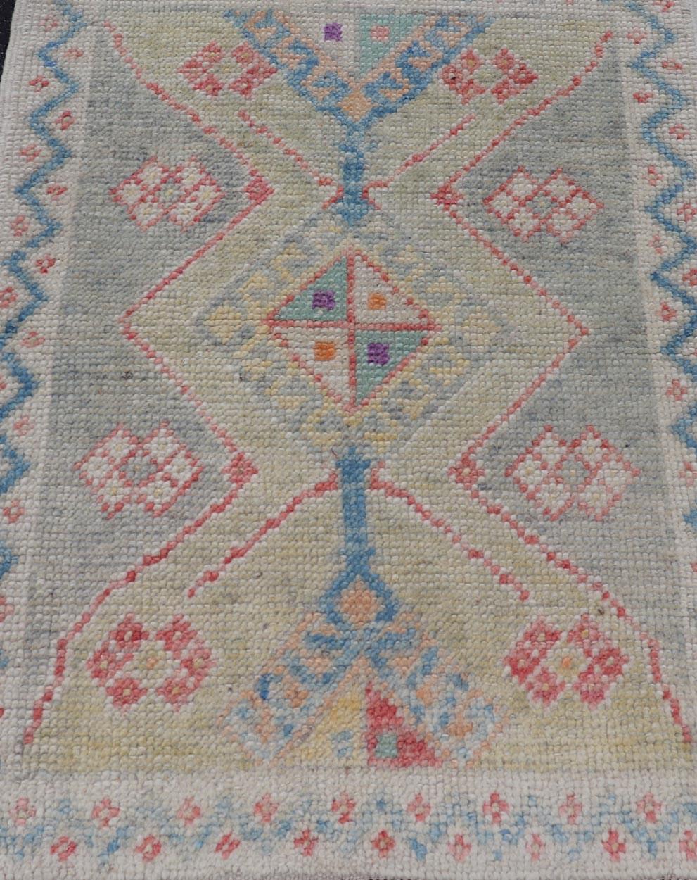 Maße: 2'7 x 3'5 
Leuchtend moderner türkischer Oushak-Teppich mit bunten Akzenten 2'7 x 3'5 
Keivan Woven Arts / Teppich / EN-425 Herkunftsland / Art: Türkei / Oushak 

Erhöhen Sie Ihre Inneneinrichtung mit einer fesselnden Reproduktion des