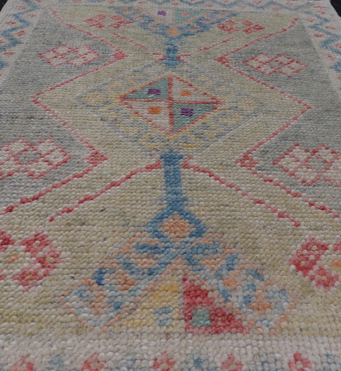 Leuchtend moderner türkischer Oushak-Teppich mit bunten Akzenten 2'7 x 3'5 (Türkisch) im Angebot