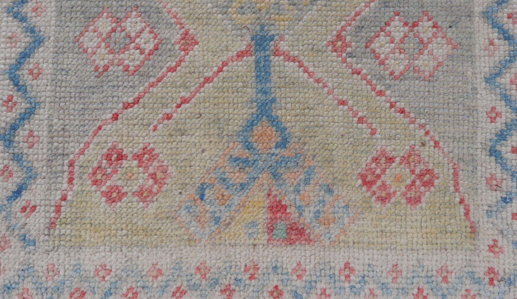 Leuchtend moderner türkischer Oushak-Teppich mit bunten Akzenten 2'7 x 3'5 (Handgeknüpft) im Angebot