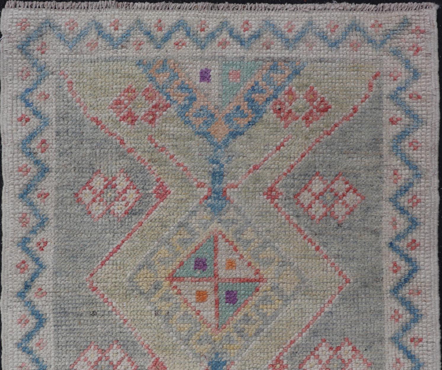 Leuchtend moderner türkischer Oushak-Teppich mit bunten Akzenten 2'7 x 3'5 (21. Jahrhundert und zeitgenössisch) im Angebot