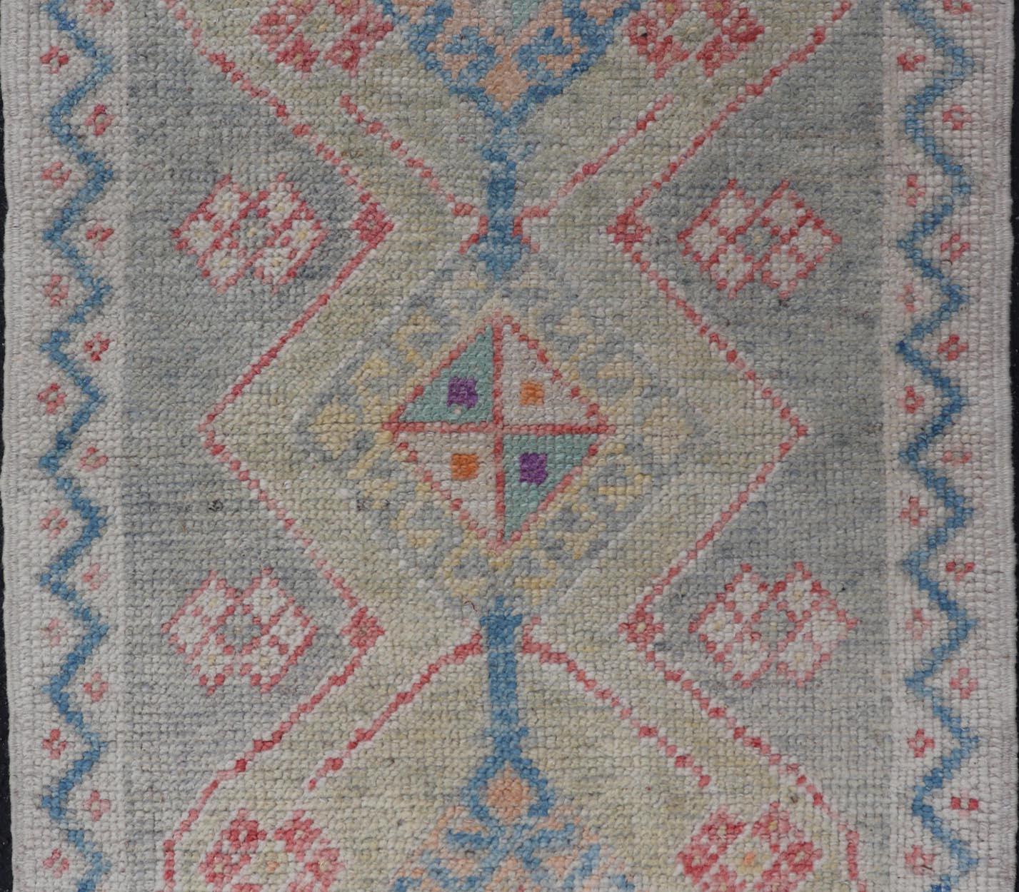 Leuchtend moderner türkischer Oushak-Teppich mit bunten Akzenten 2'7 x 3'5 (Wolle) im Angebot