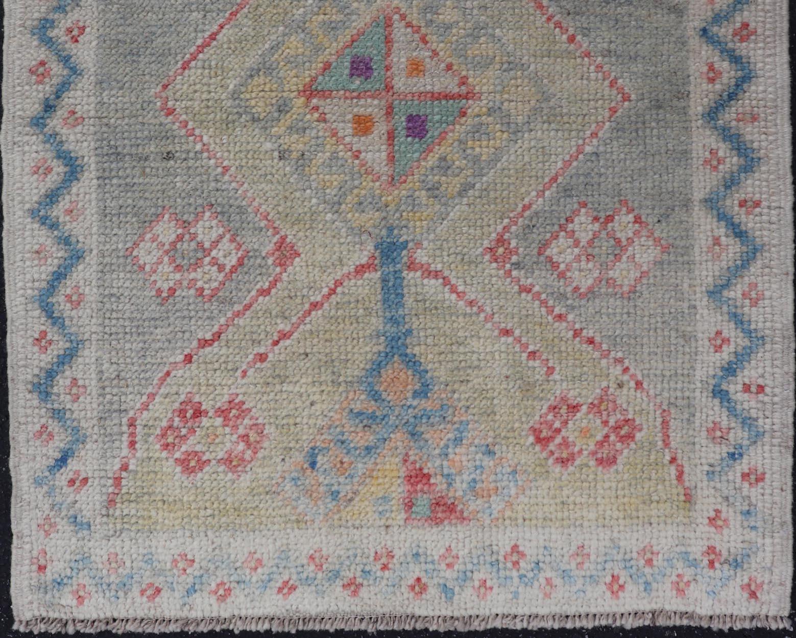 Leuchtend moderner türkischer Oushak-Teppich mit bunten Akzenten 2'7 x 3'5 im Angebot 1
