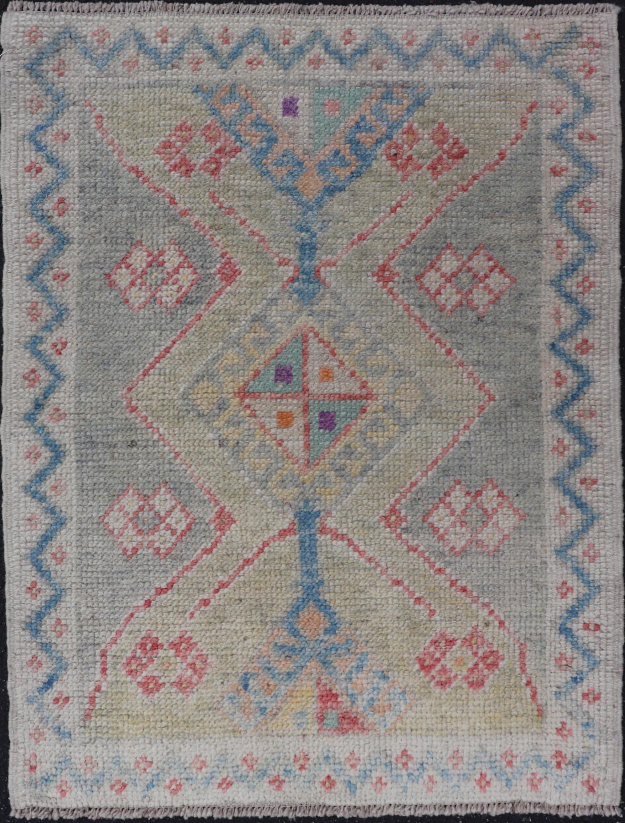 Alfombra Turca Oushak Vibrante y Moderna Acentos de Color 2'7 x 3'5