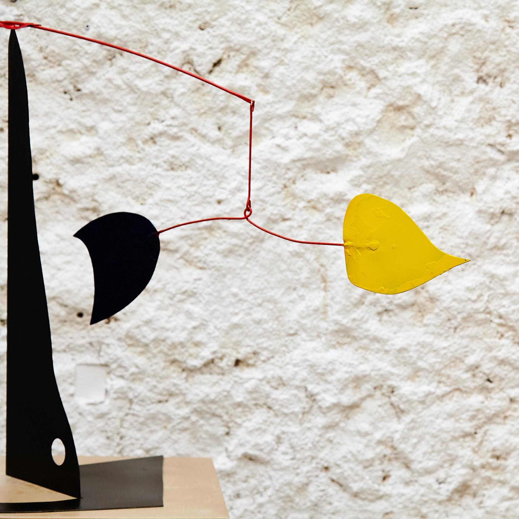 Vibrant Motion: Kinetic Sculpture - Iron, Paint, Movement In Good Condition In Barcelona, Barcelona