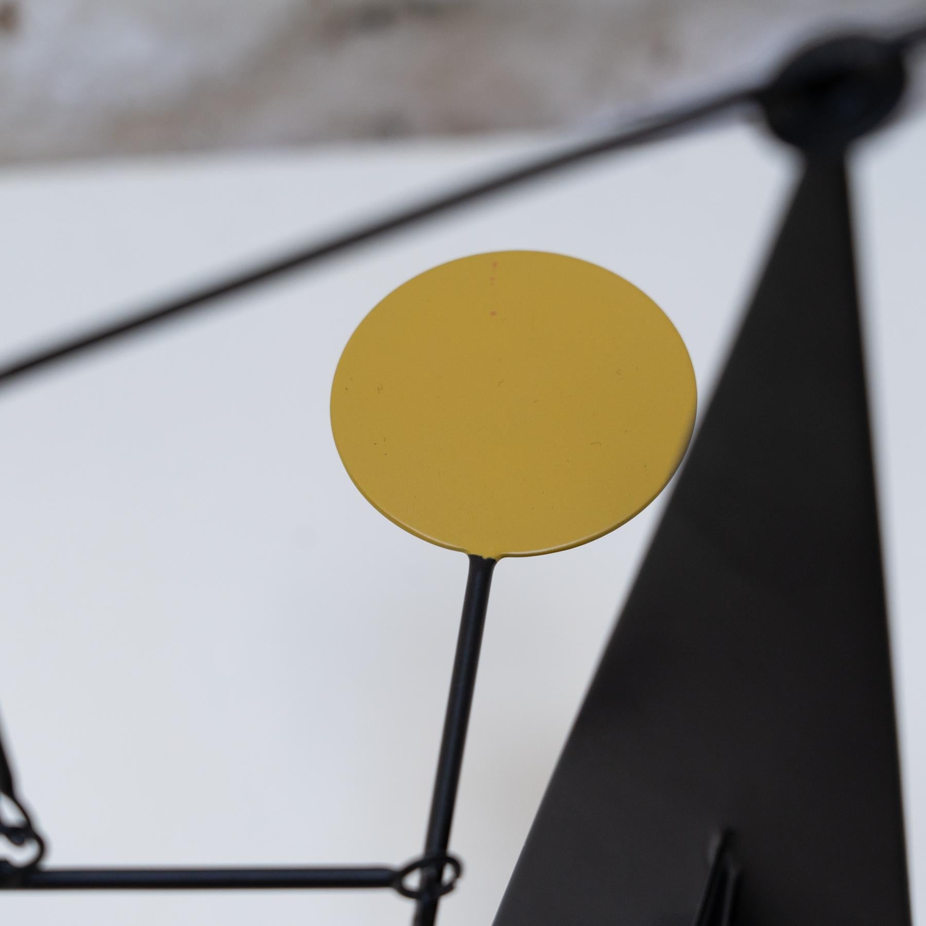 Mouvement vibrant : Sculpture cinétique - fer, peinture, mouvement en vente 3