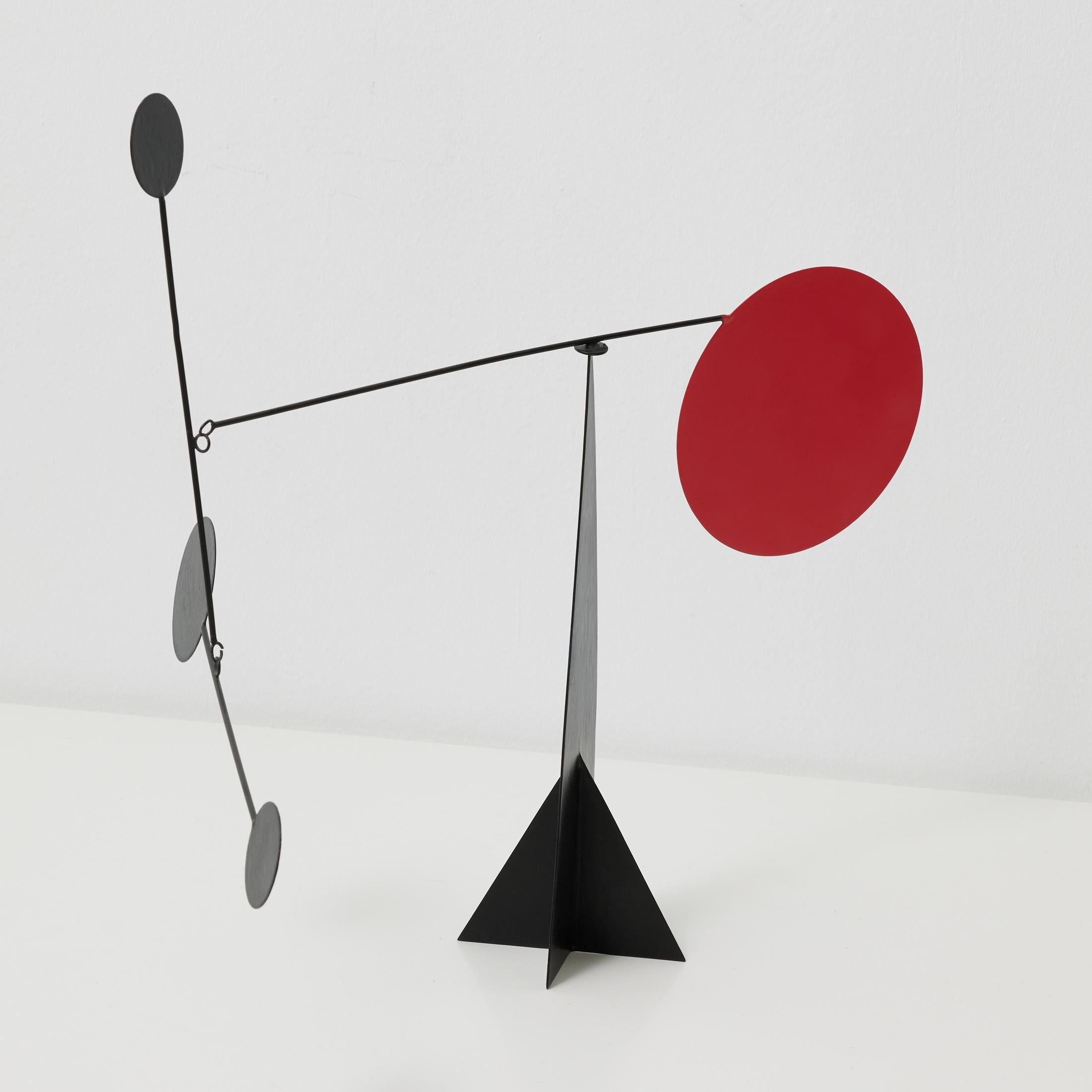 Vibrant Motion: Kinetic Sculpture - Iron, Paint, Movement en venta 3