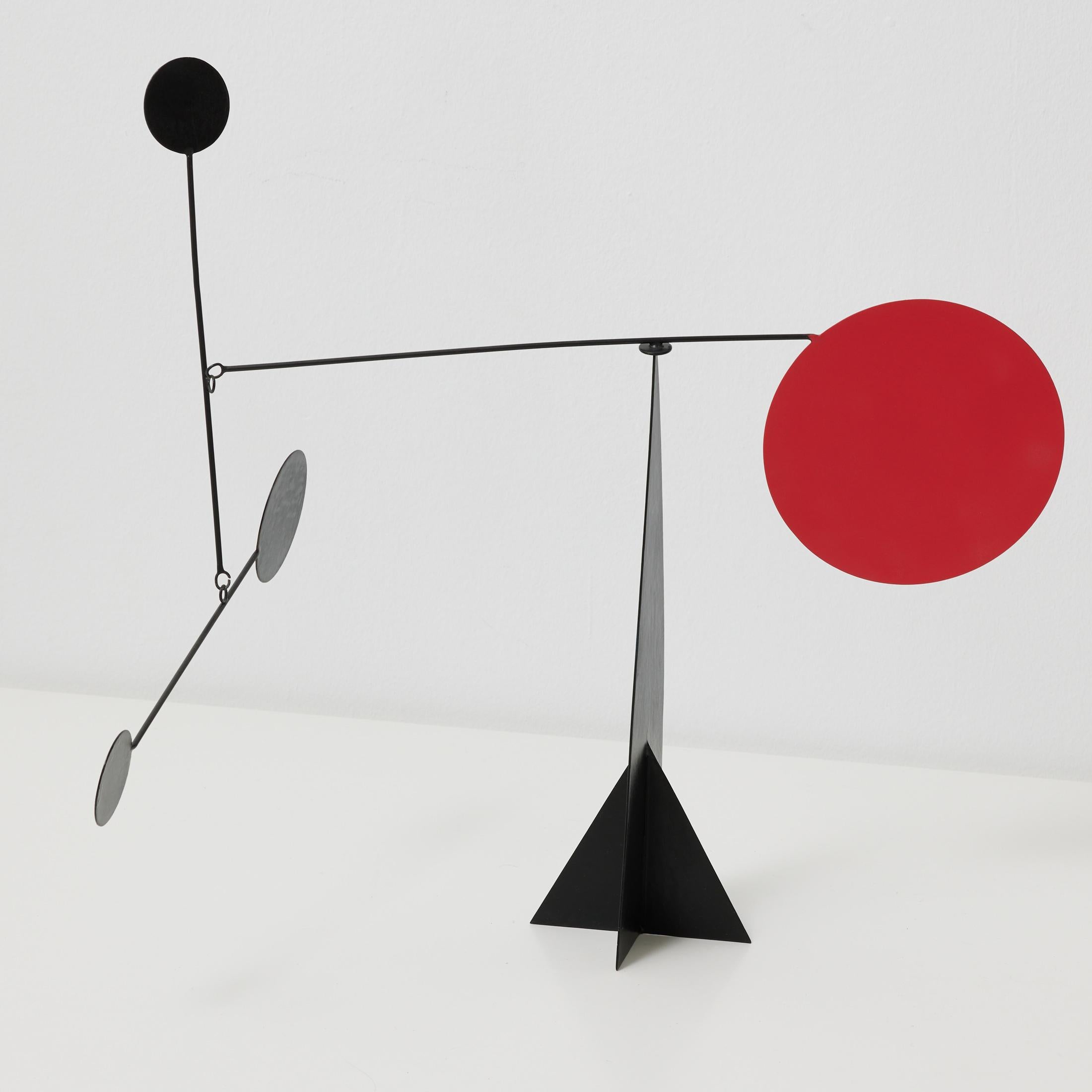 Vibrant Motion: Kinetic Sculpture - Iron, Paint, Movement en venta 4