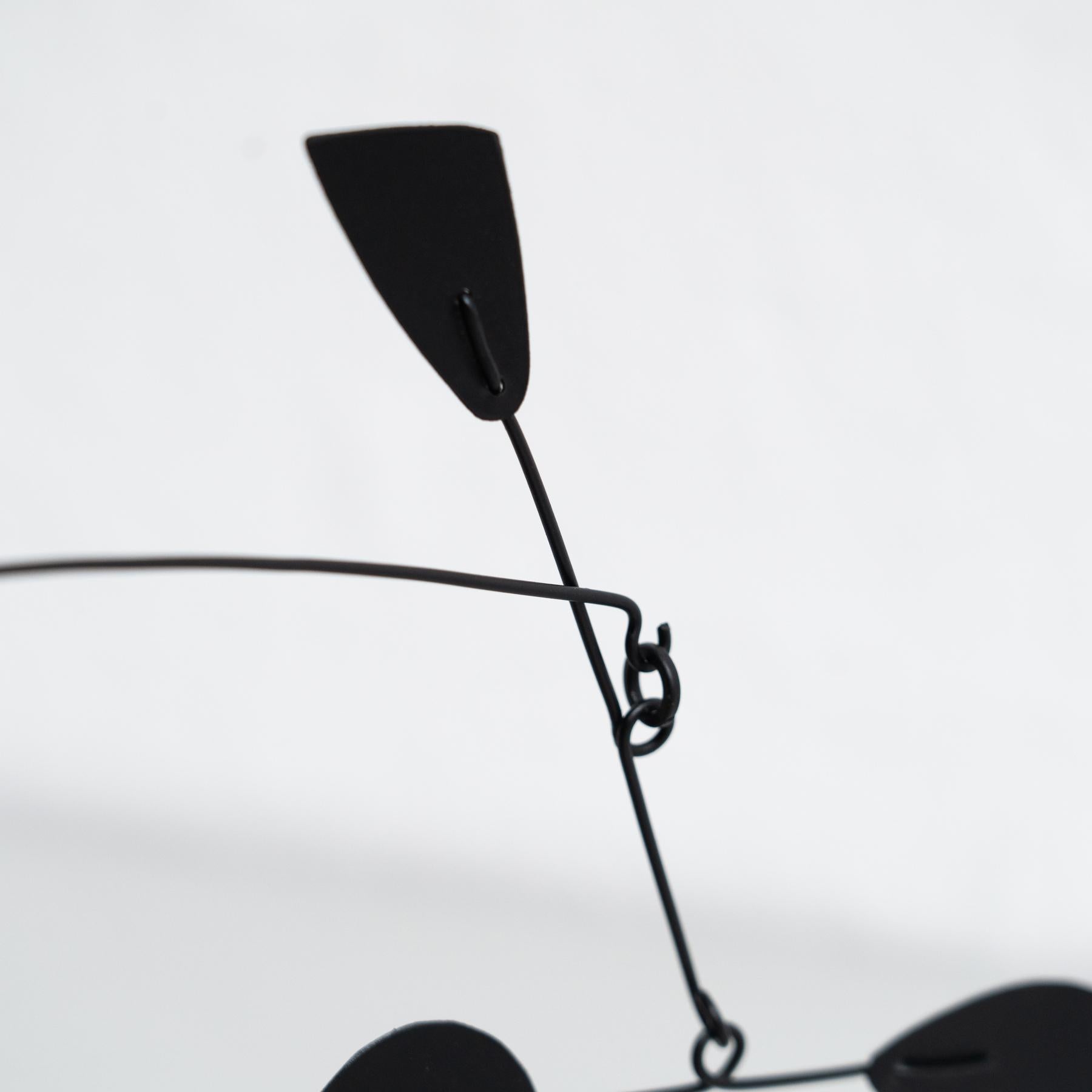 Movimiento Vibrante: Escultura Cinética - Hierro, Pintura, Movimiento en venta 5