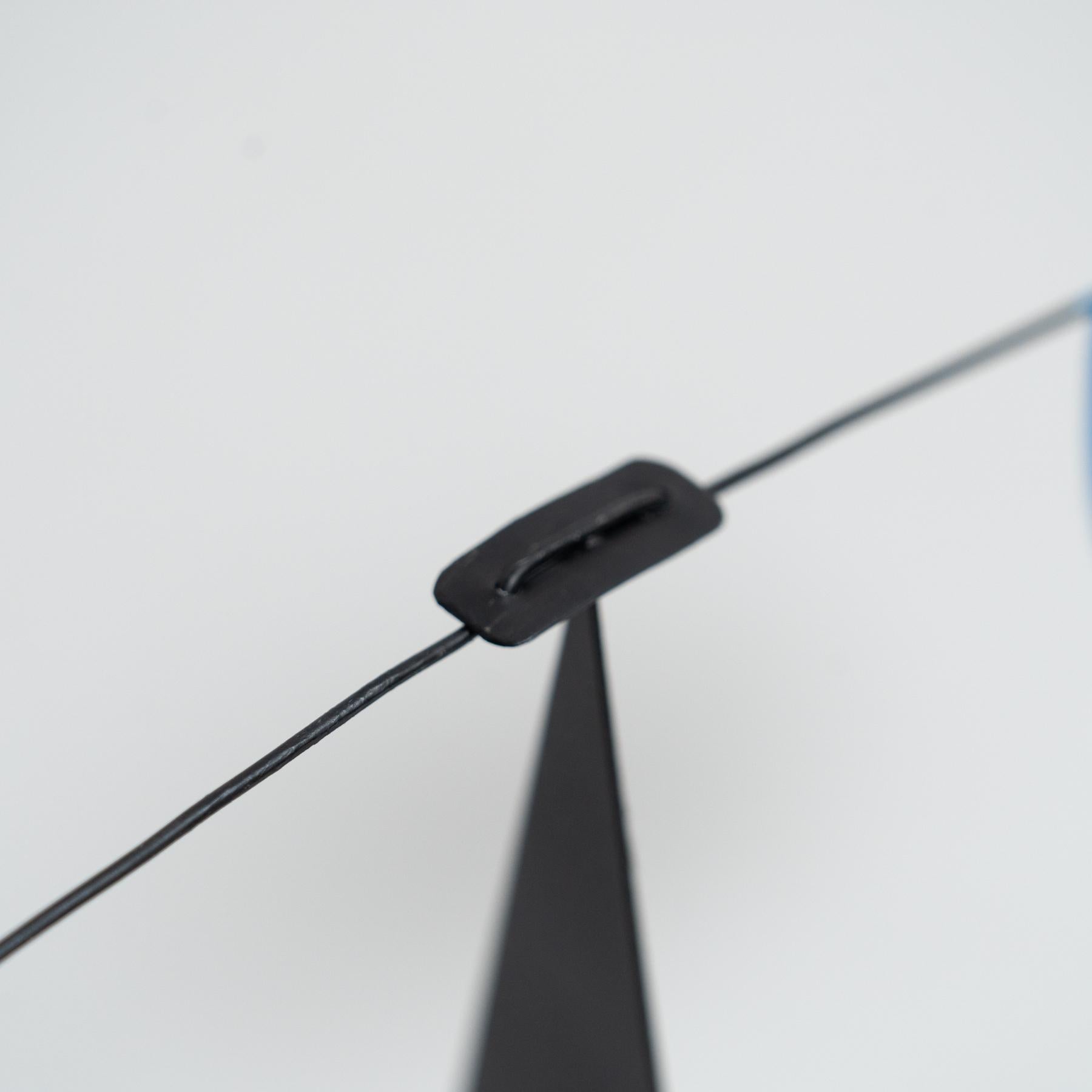 Mouvement vibrant : Sculpture cinétique - fer, peinture, mouvement en vente 5