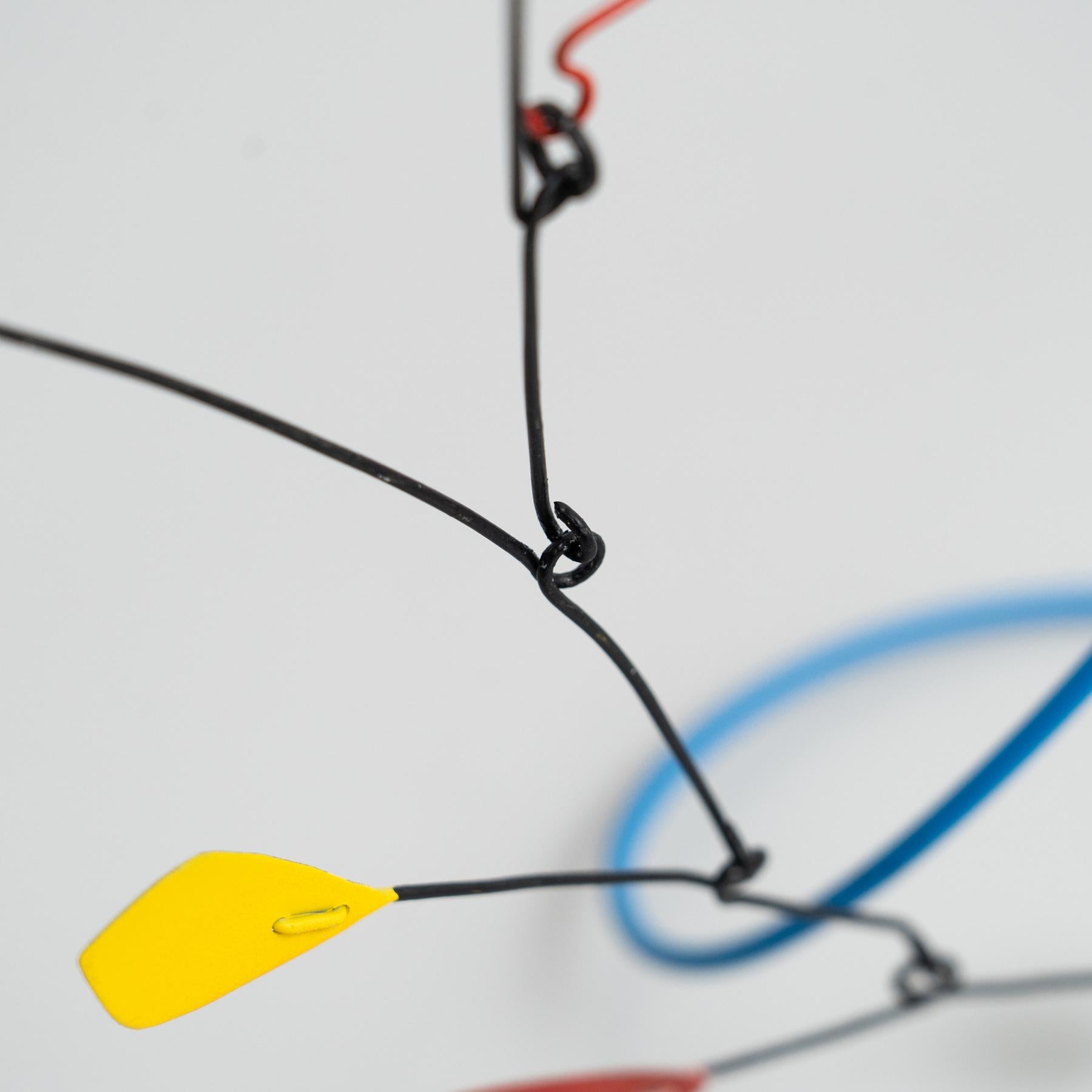 Mouvement vibrant : Sculpture cinétique - fer, peinture, mouvement en vente 5