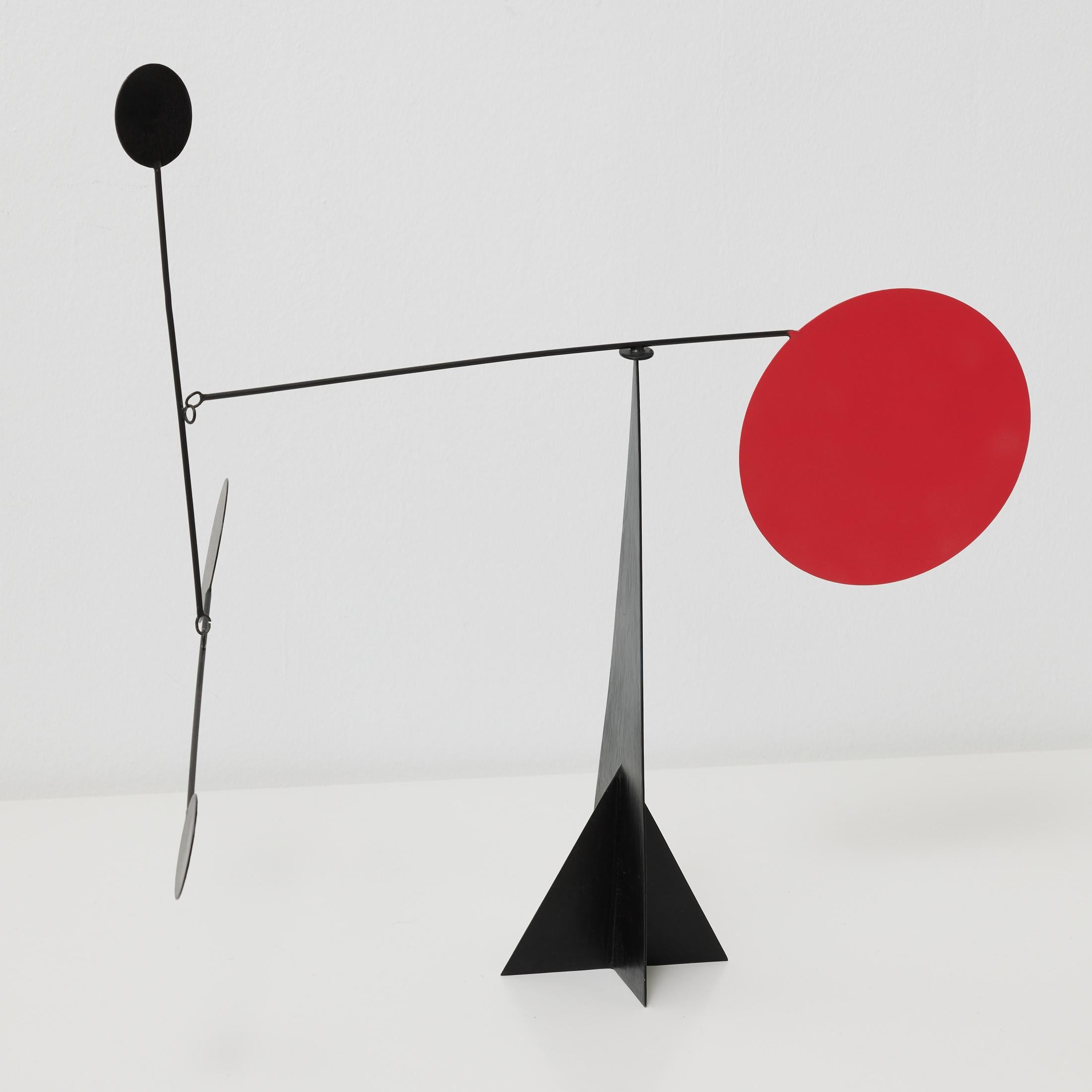 Vibrant Motion: Kinetic Sculpture - Iron, Paint, Movement en venta 5