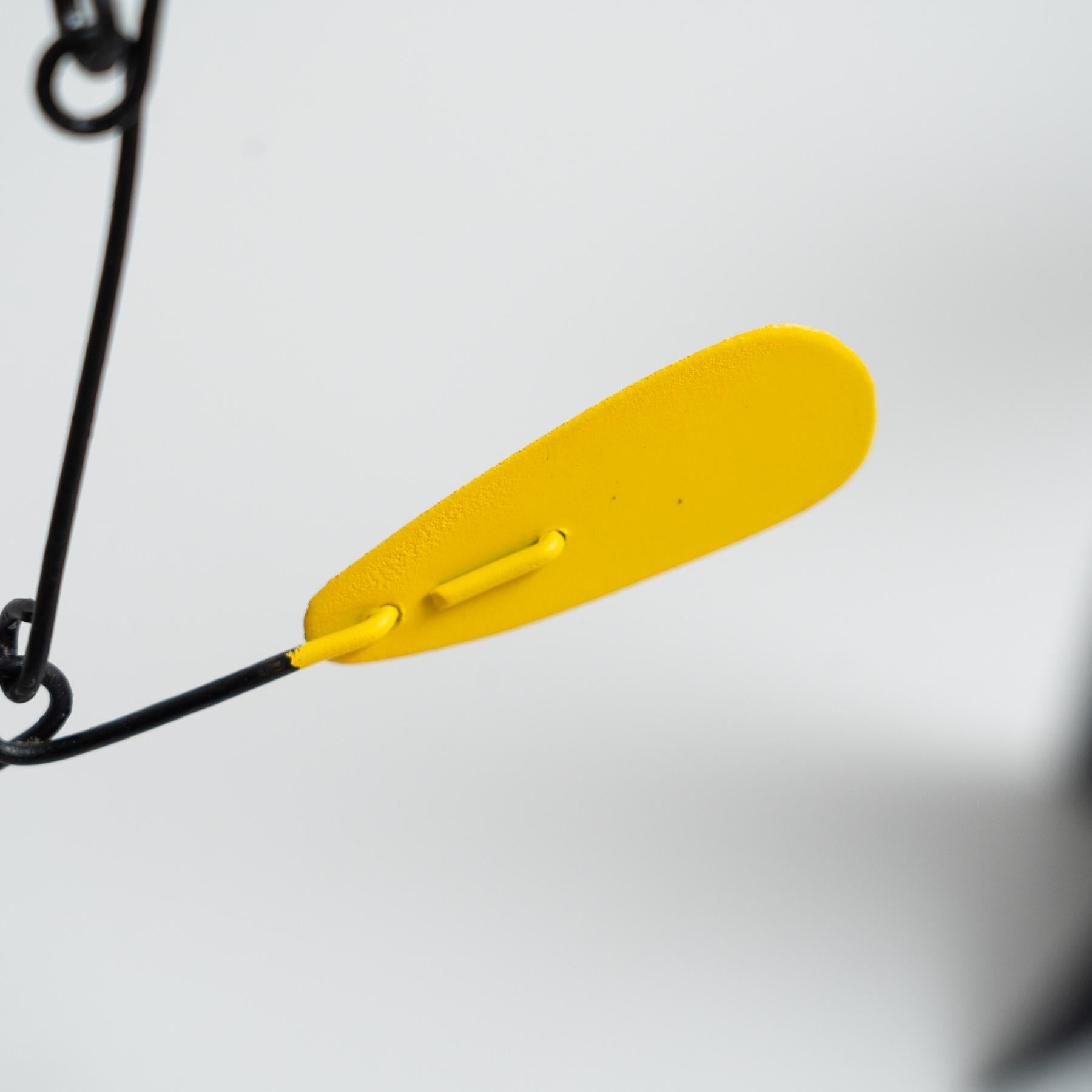 Mouvement vibrant : Sculpture cinétique - fer, peinture, mouvement en vente 6