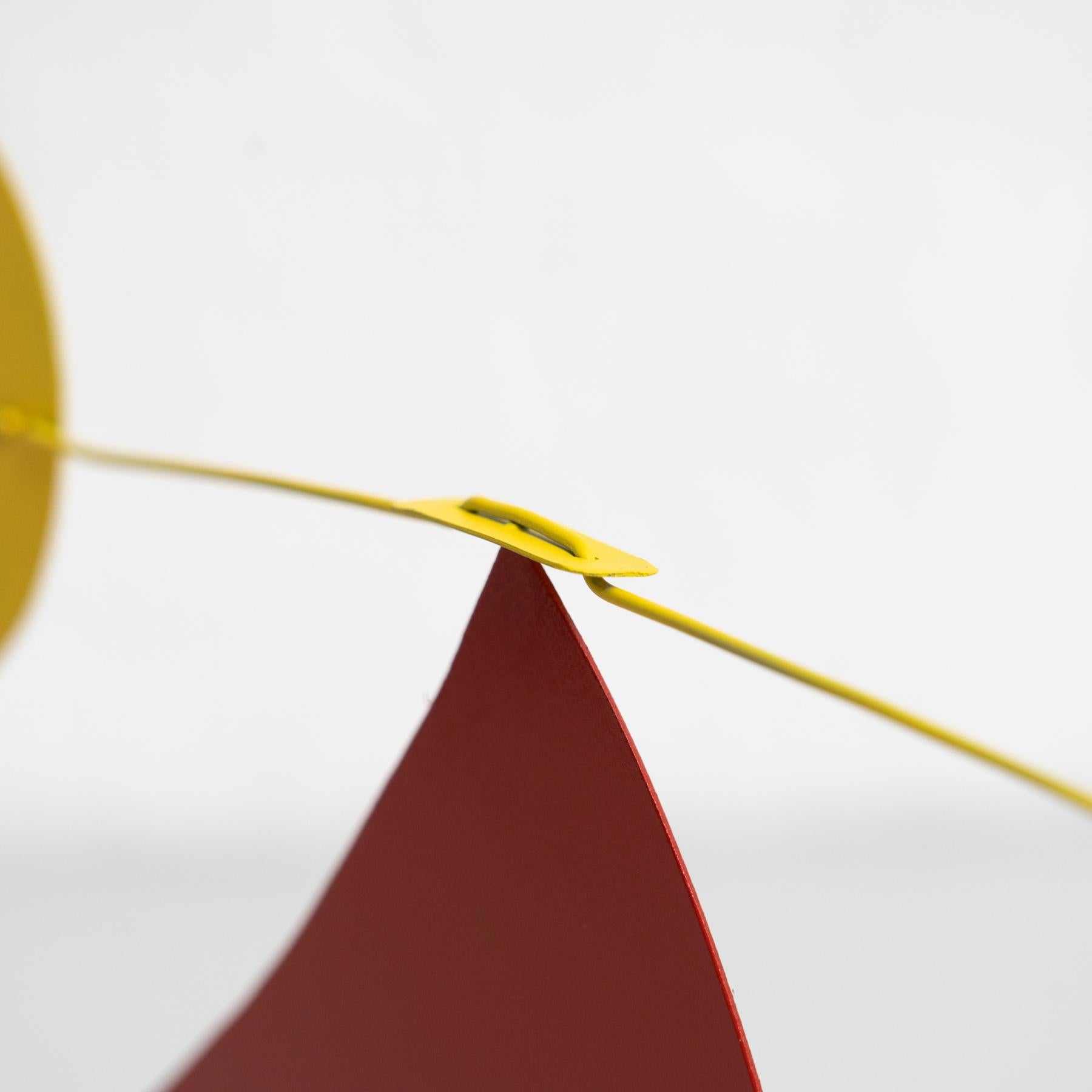 Leuchtende Bewegung: Kinetische Skulptur – Eisen, Farbe, Bewegung 5