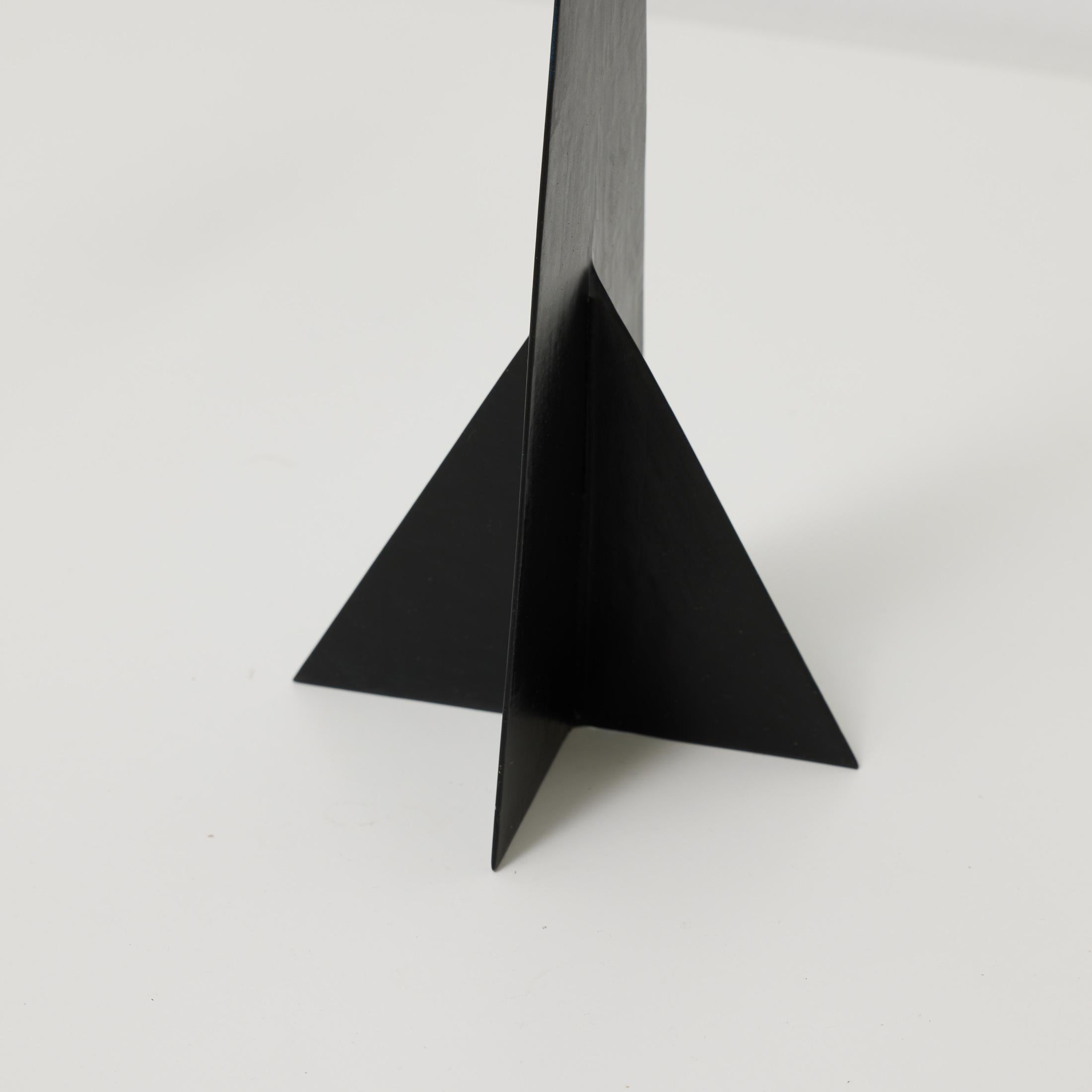 Vibrant Motion: Kinetic Sculpture - Iron, Paint, Movement en venta 6