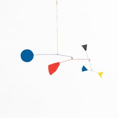 Leuchtende Bewegung: Kinetische Skulptur – Eisen, Farbe, Bewegung