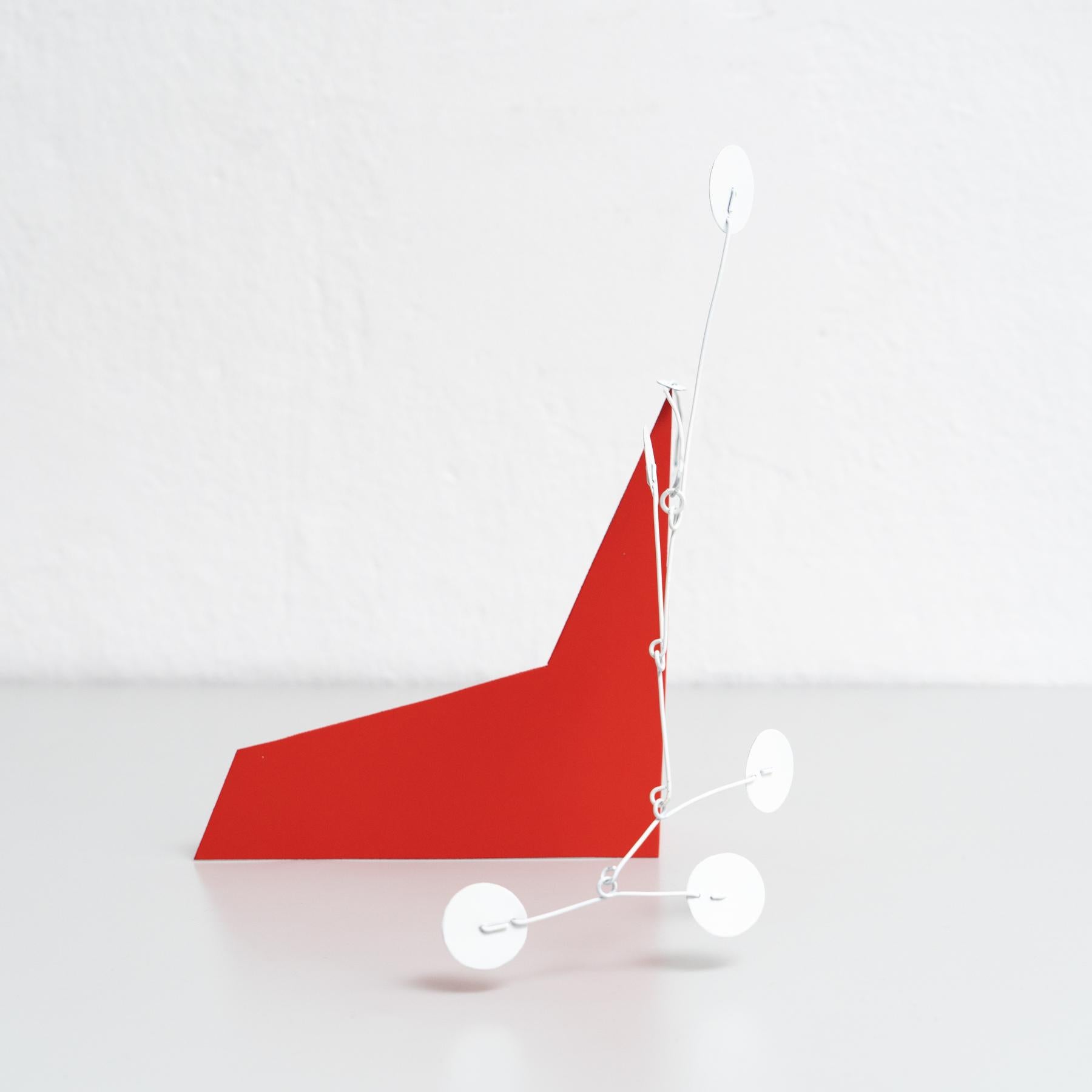 Français Mouvement vibrant : Sculpture cinétique - fer, peinture, mouvement en vente