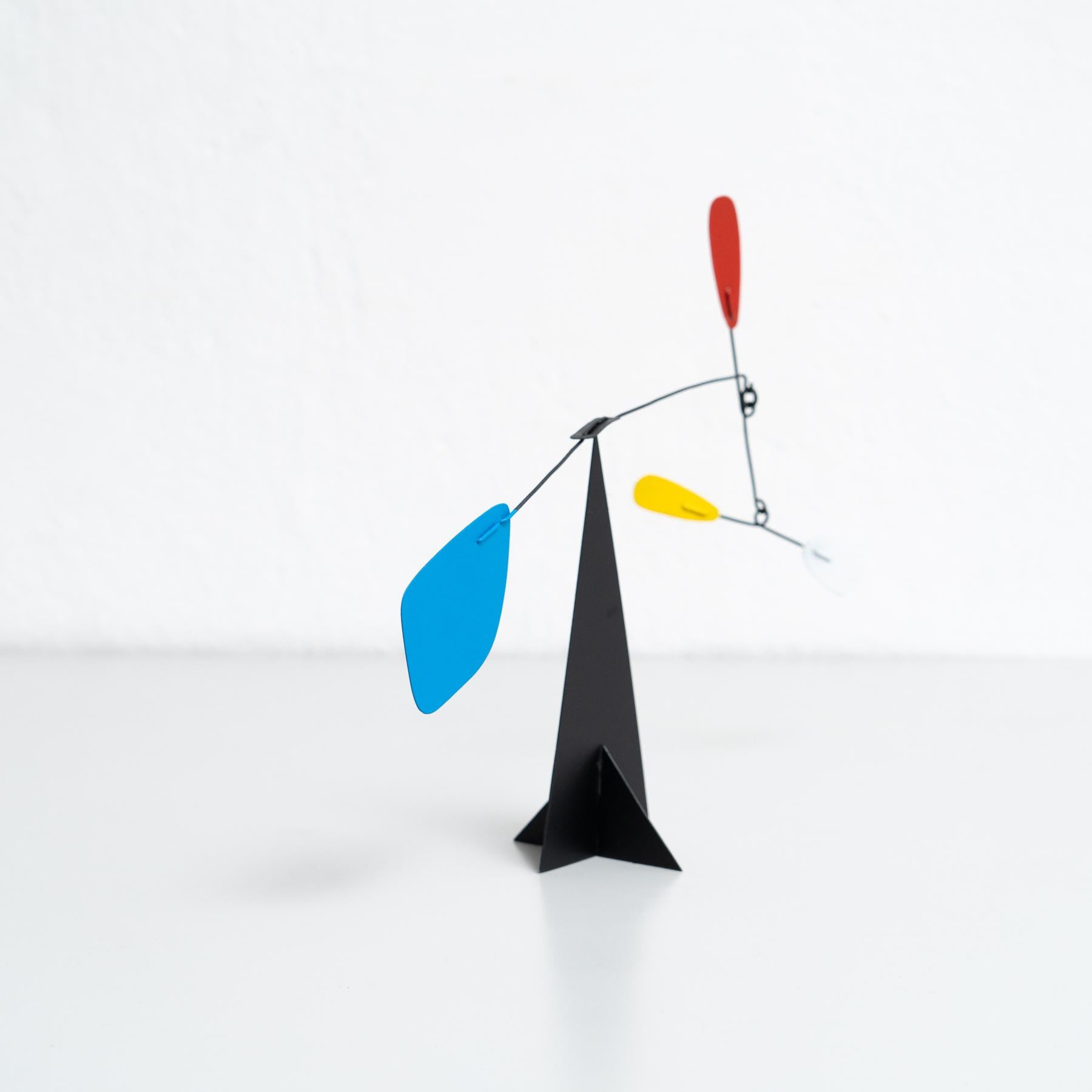 Français Mouvement vibrant : Sculpture cinétique - fer, peinture, mouvement en vente