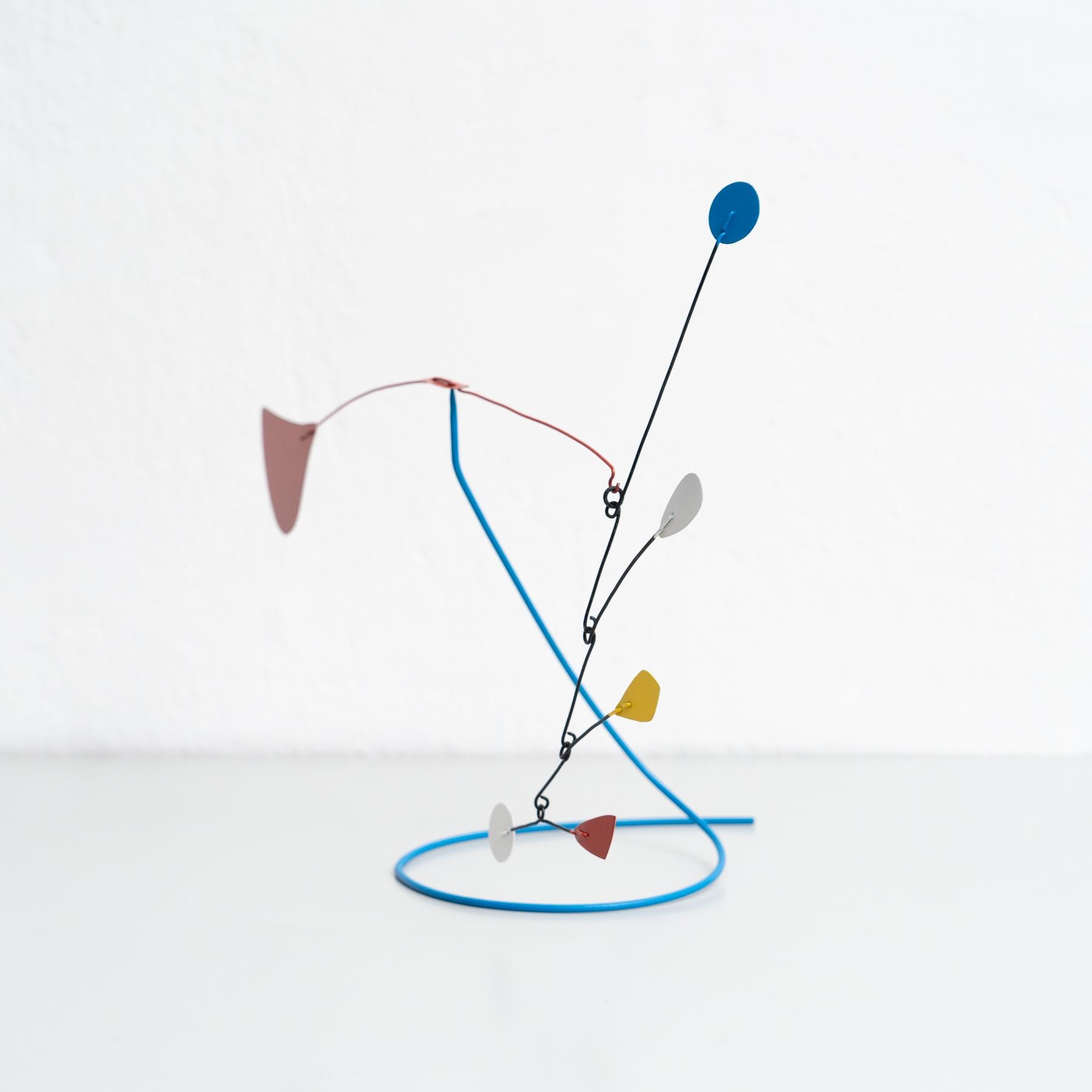 Français Mouvement vibrant : Sculpture cinétique - fer, peinture, mouvement en vente