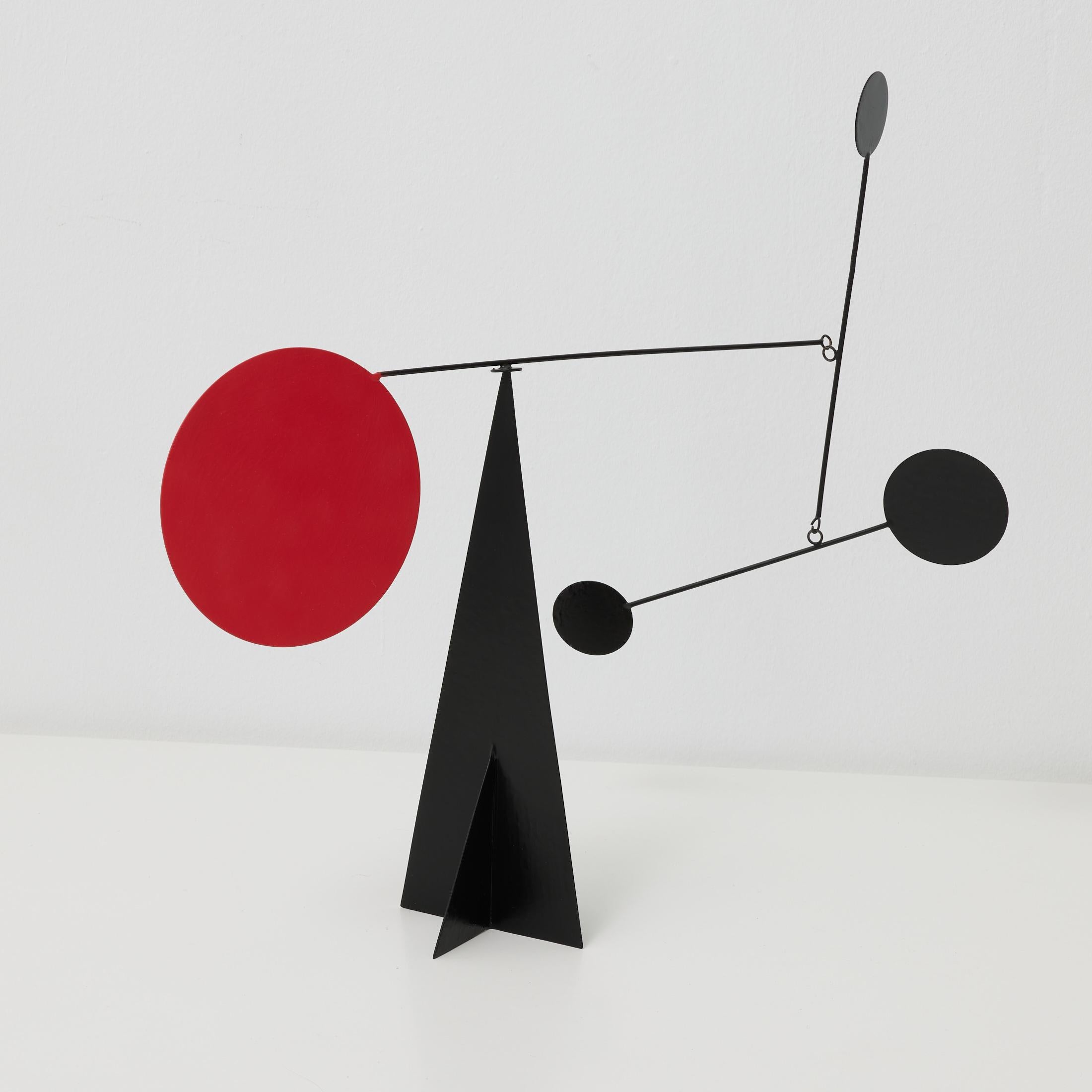 Vibrant Motion: Kinetic Sculpture - Iron, Paint, Movement Francés en venta