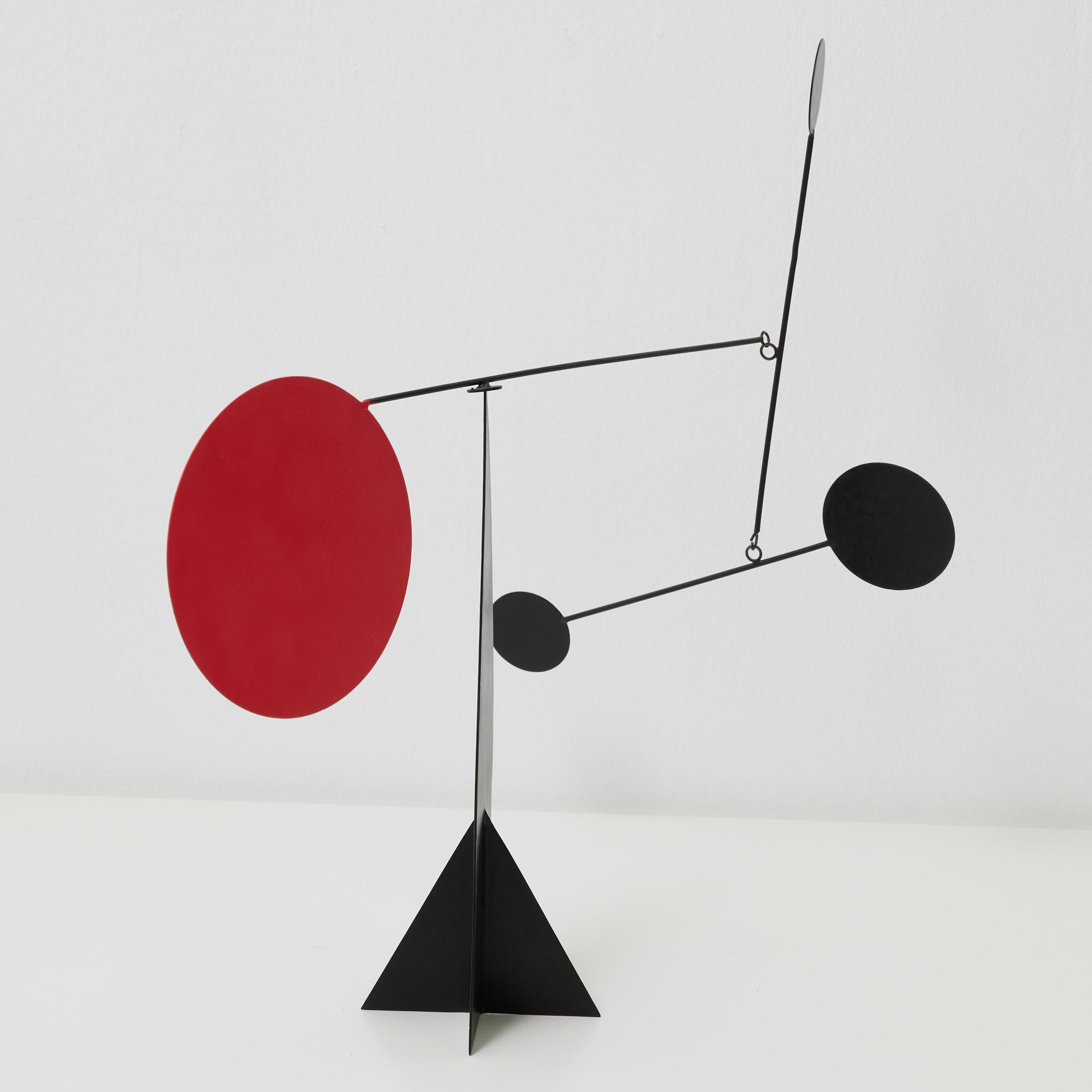 Vibrant Motion: Kinetic Sculpture - Iron, Paint, Movement Metal en venta