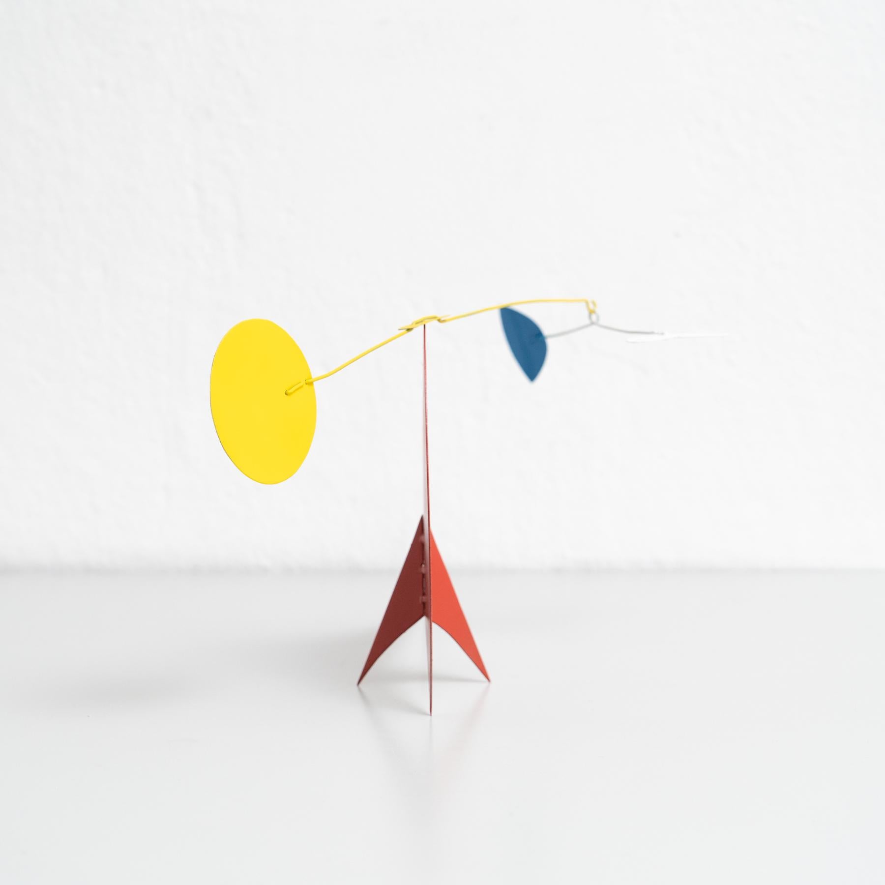 Leuchtende Bewegung: Kinetische Skulptur – Eisen, Farbe, Bewegung (Metall)