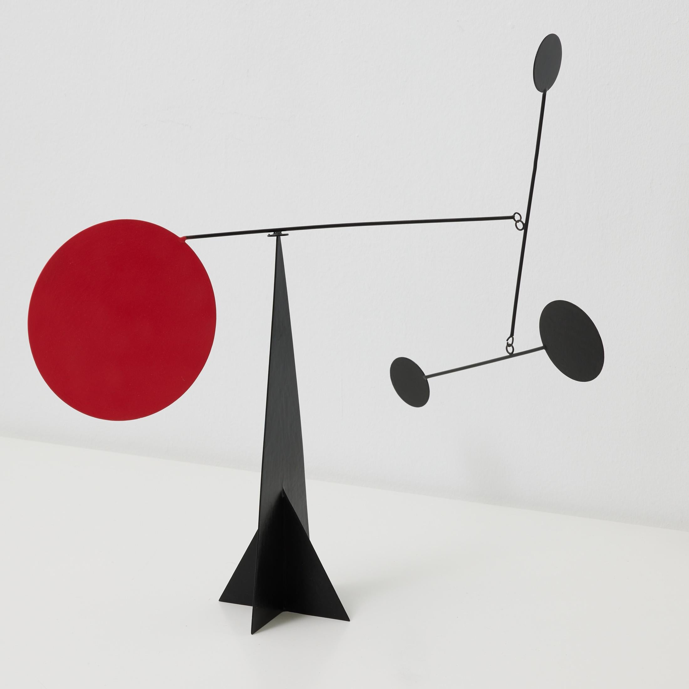 Vibrant Motion: Kinetic Sculpture - Iron, Paint, Movement en venta 1