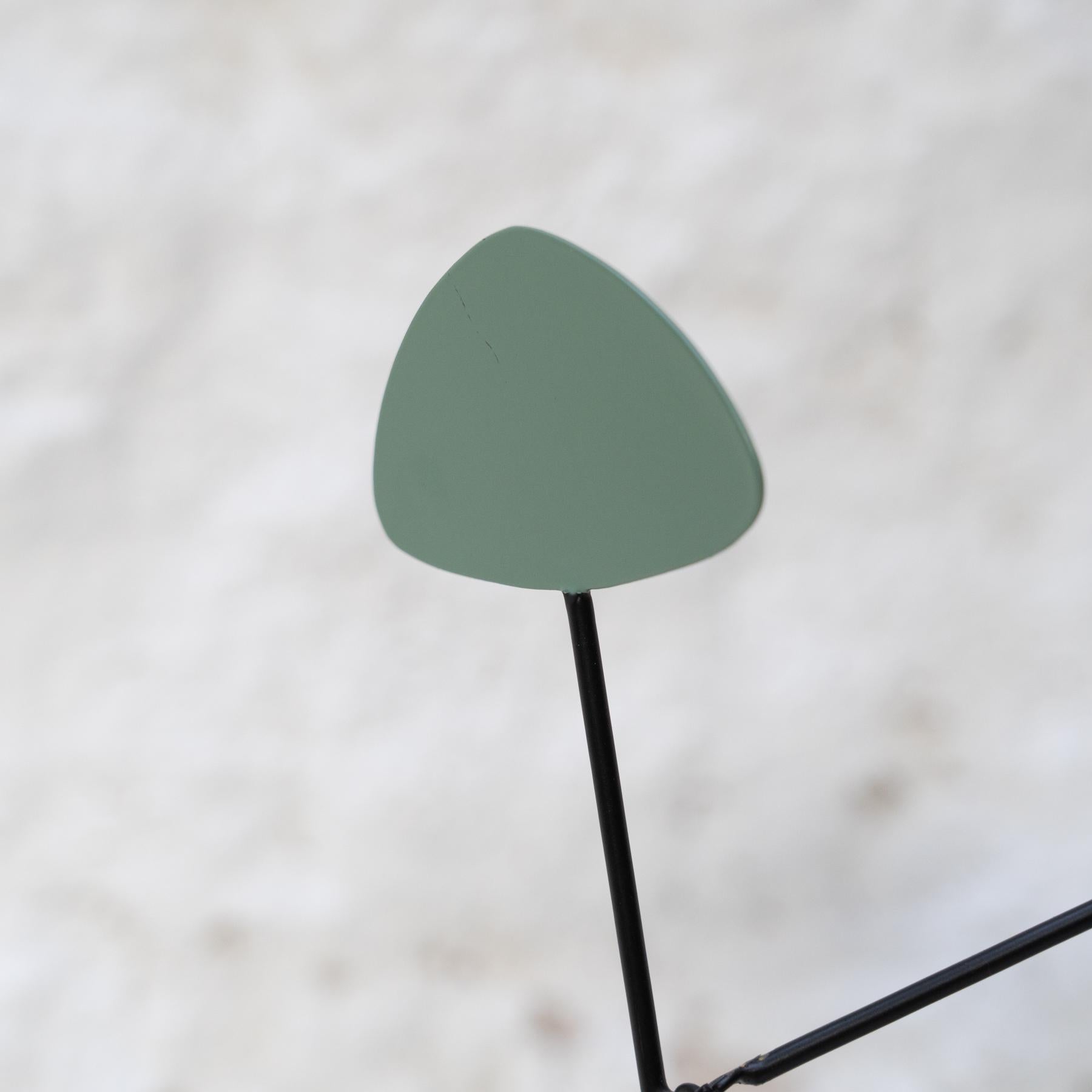Mouvement vibrant : Sculpture cinétique - fer, peinture, mouvement en vente 2