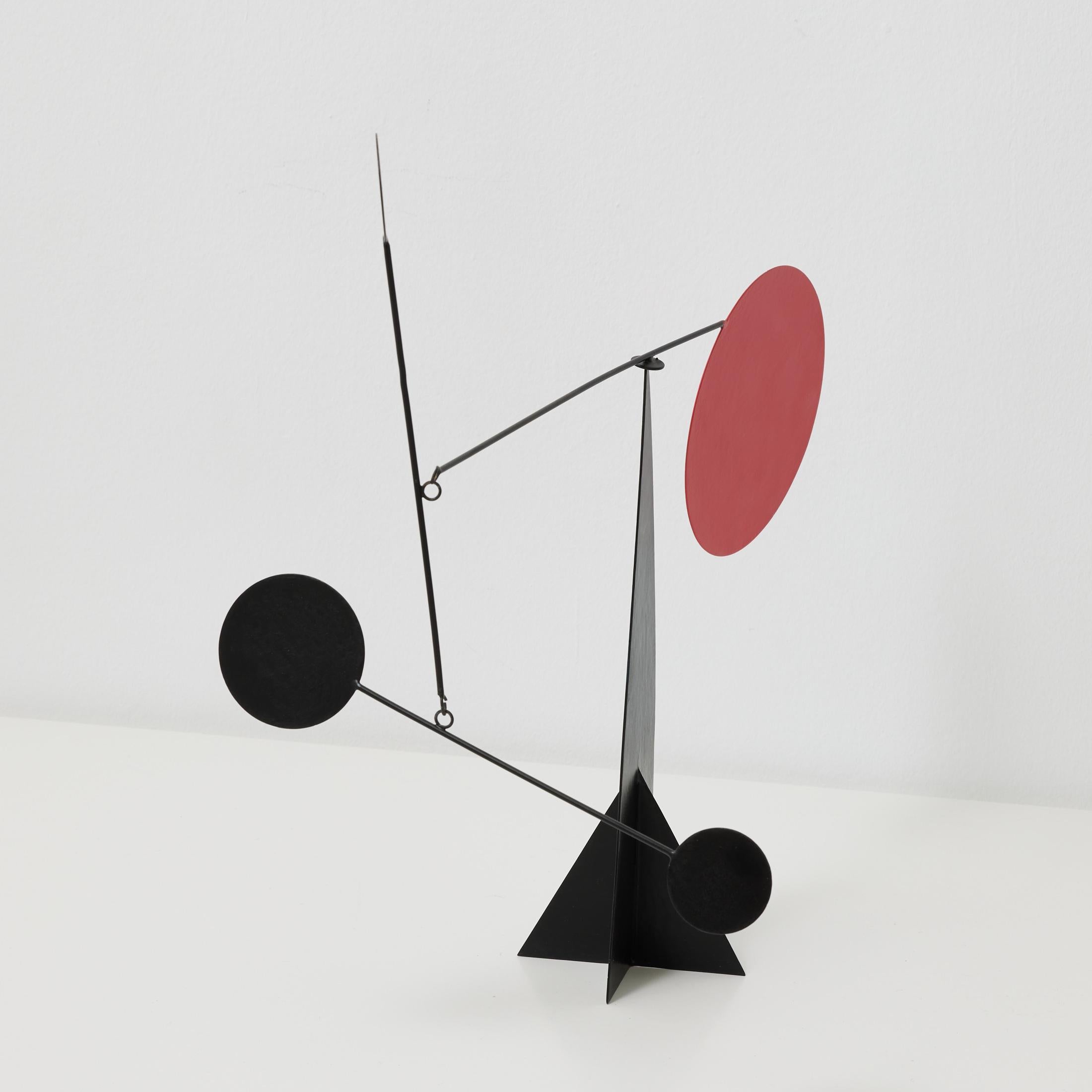 Vibrant Motion: Kinetic Sculpture - Iron, Paint, Movement en venta 2
