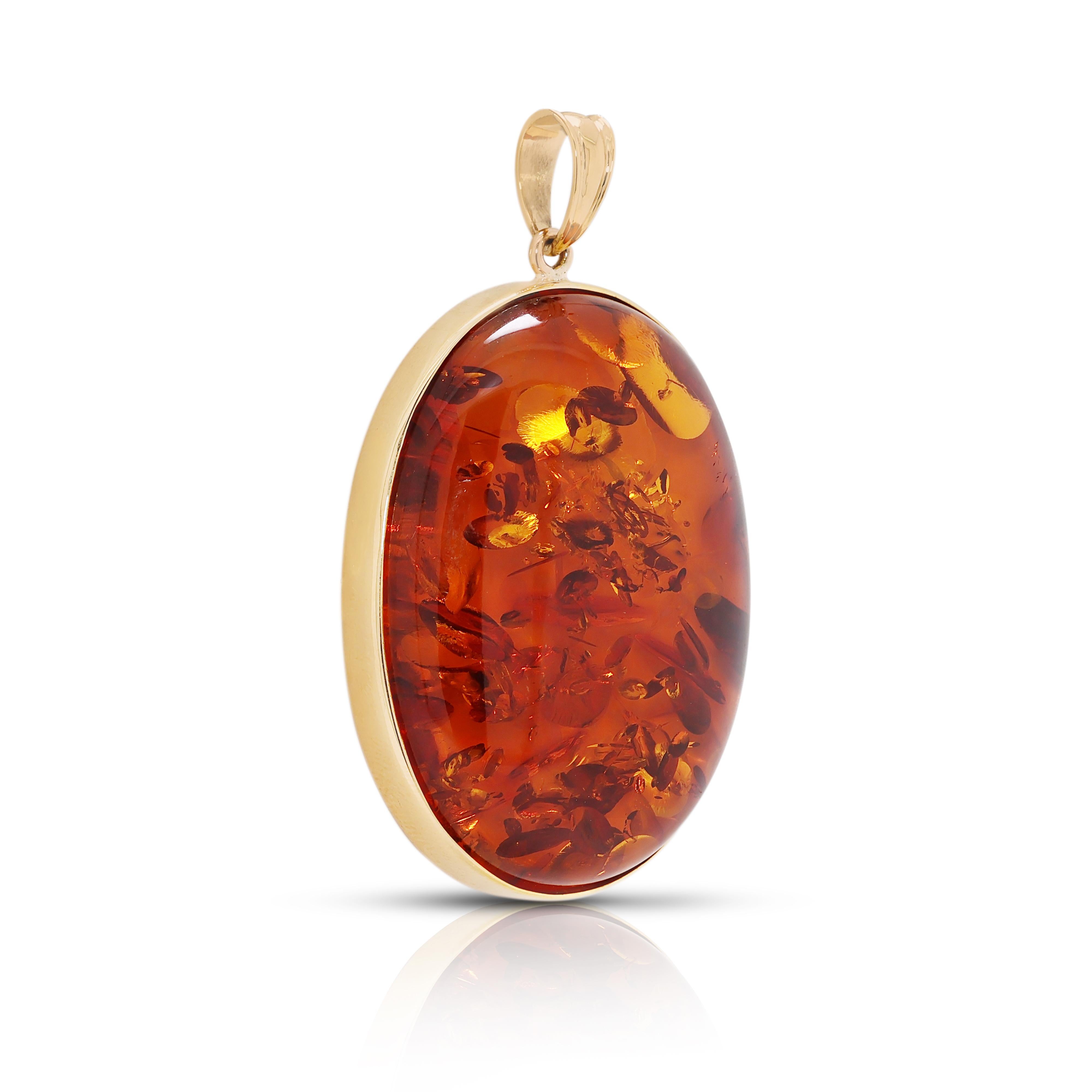 Taille ovale Pendentif d'ambre ovale en or jaune 18 carats en vente
