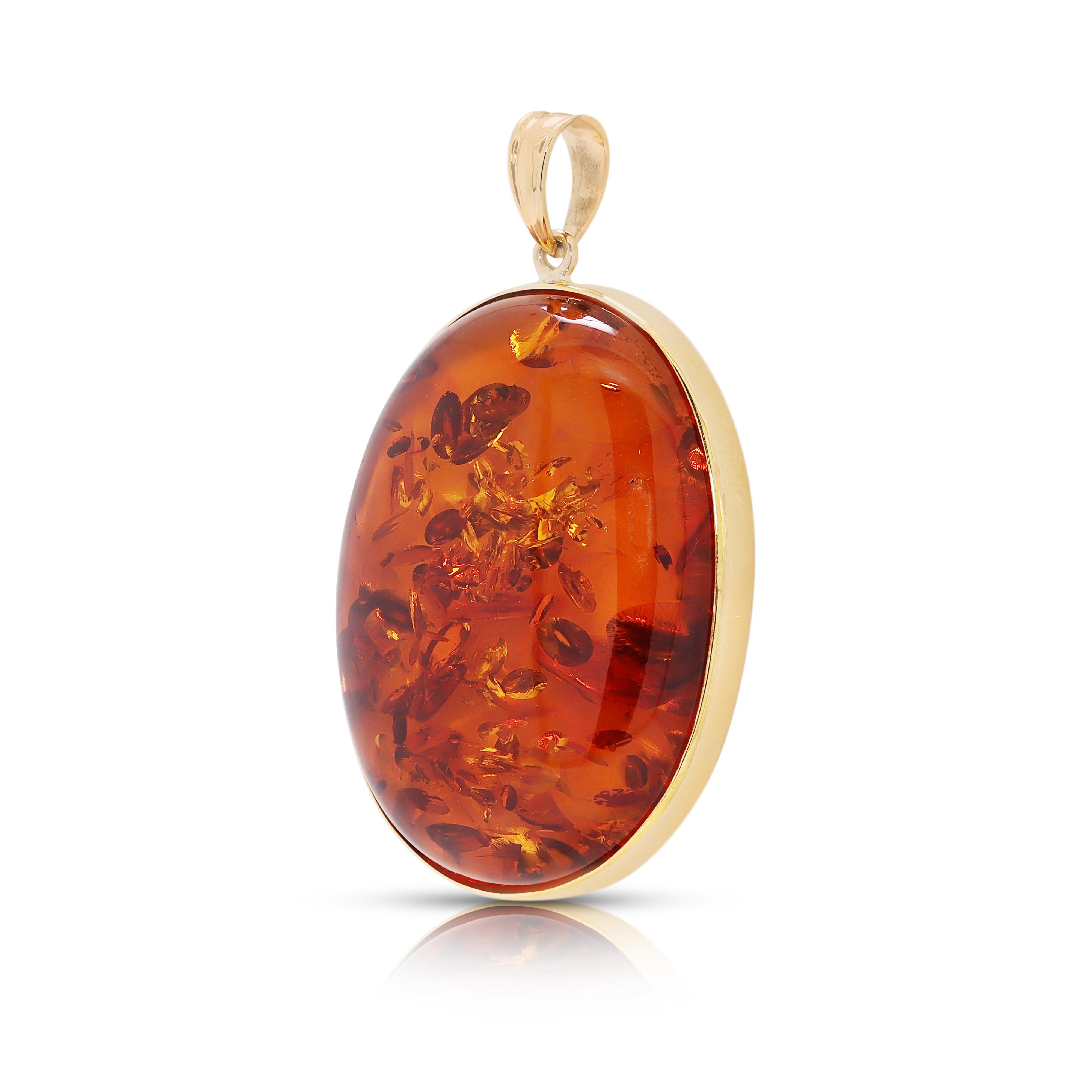 Pendentif d'ambre ovale en or jaune 18 carats Excellent état - En vente à רמת גן, IL