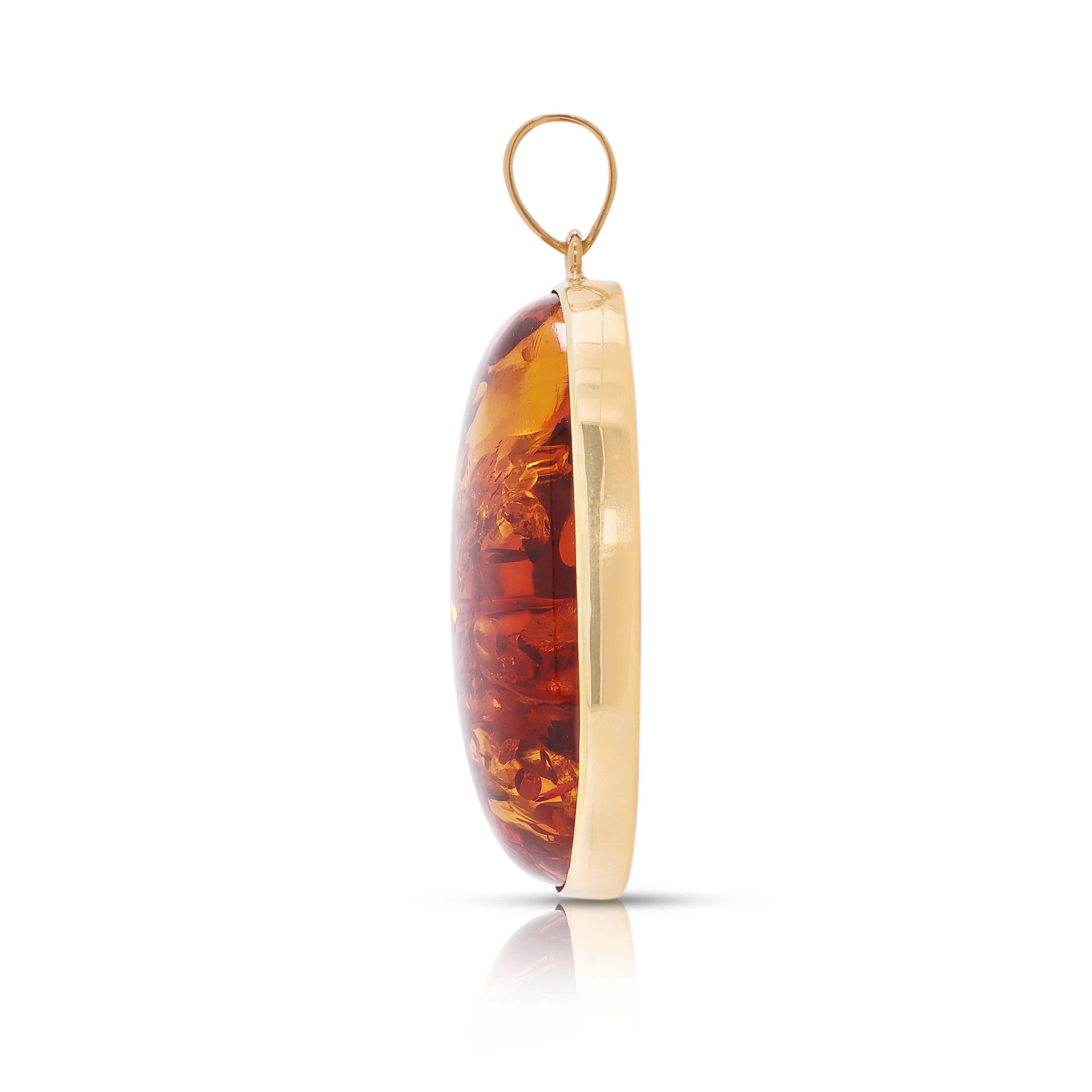 Pendentif d'ambre ovale en or jaune 18 carats Pour femmes en vente