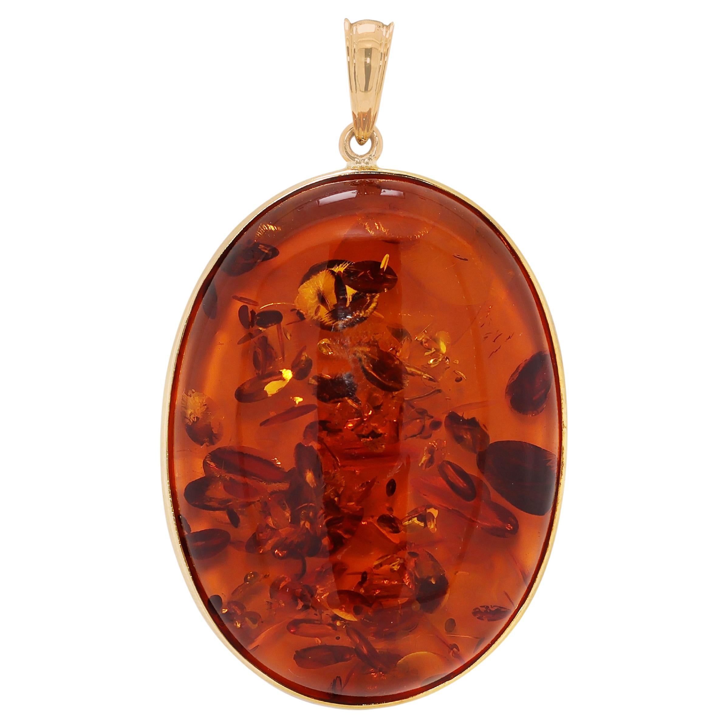 Pendentif d'ambre ovale en or jaune 18 carats en vente