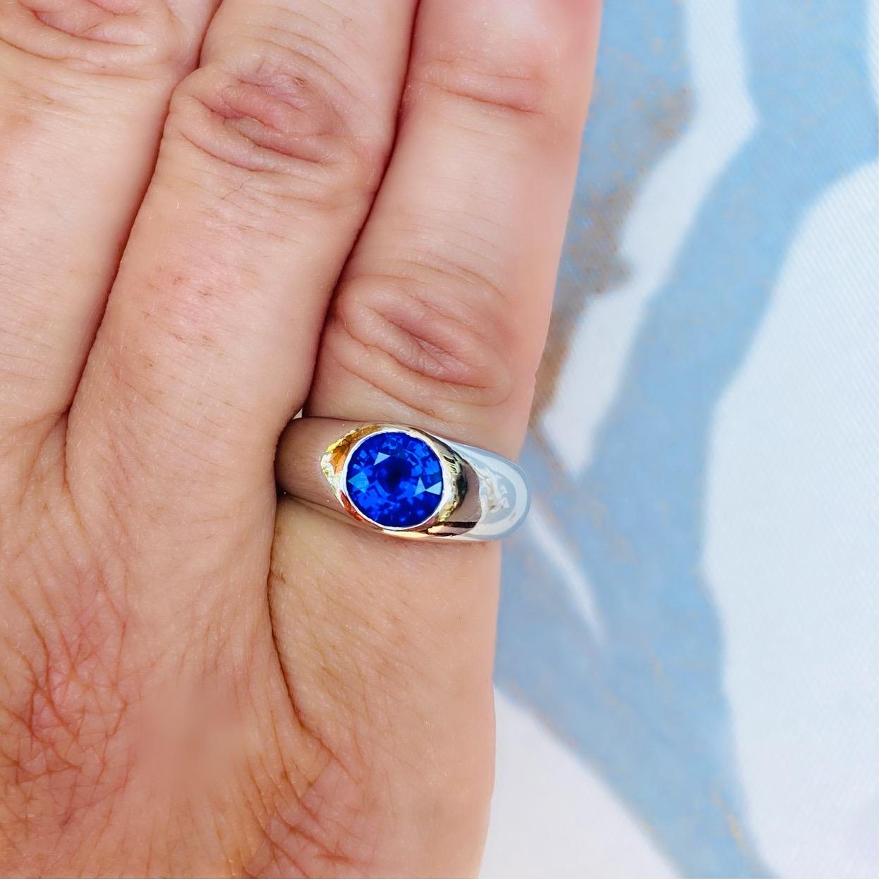 Oval Cut Vibrant Oval Sapphire Platinum Ring For Sale