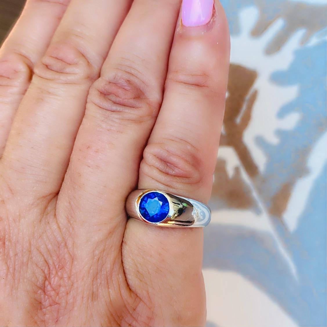 Women's or Men's Vibrant Oval Sapphire Platinum Ring For Sale