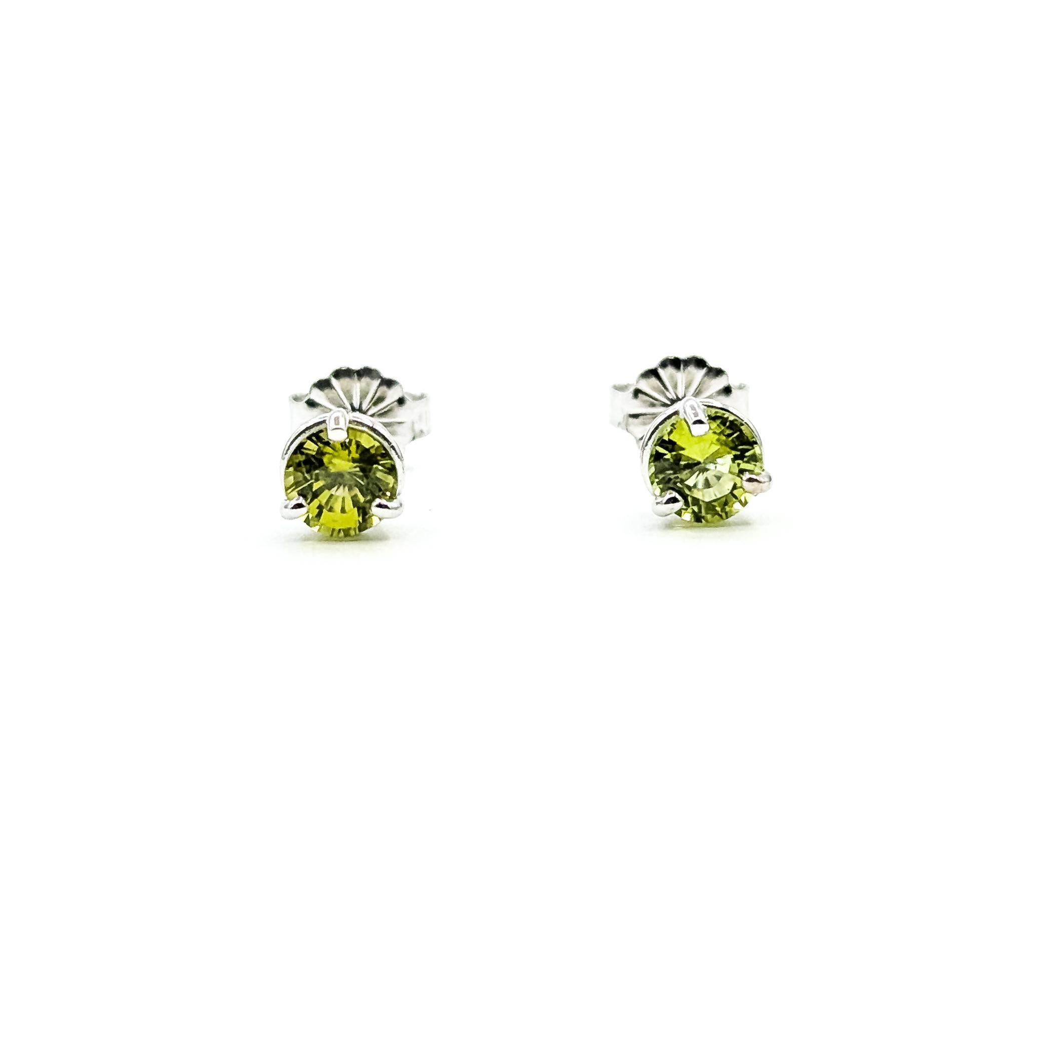 Orecchini a perno con peridoto vibrante in oro bianco 14

Questi orecchini sono realizzati in oro bianco 14k e presentano peridoti rotondi per un totale di 1,16ctw. Le gemme verde brillante sono incastonate in classiche montature a quattro punte,