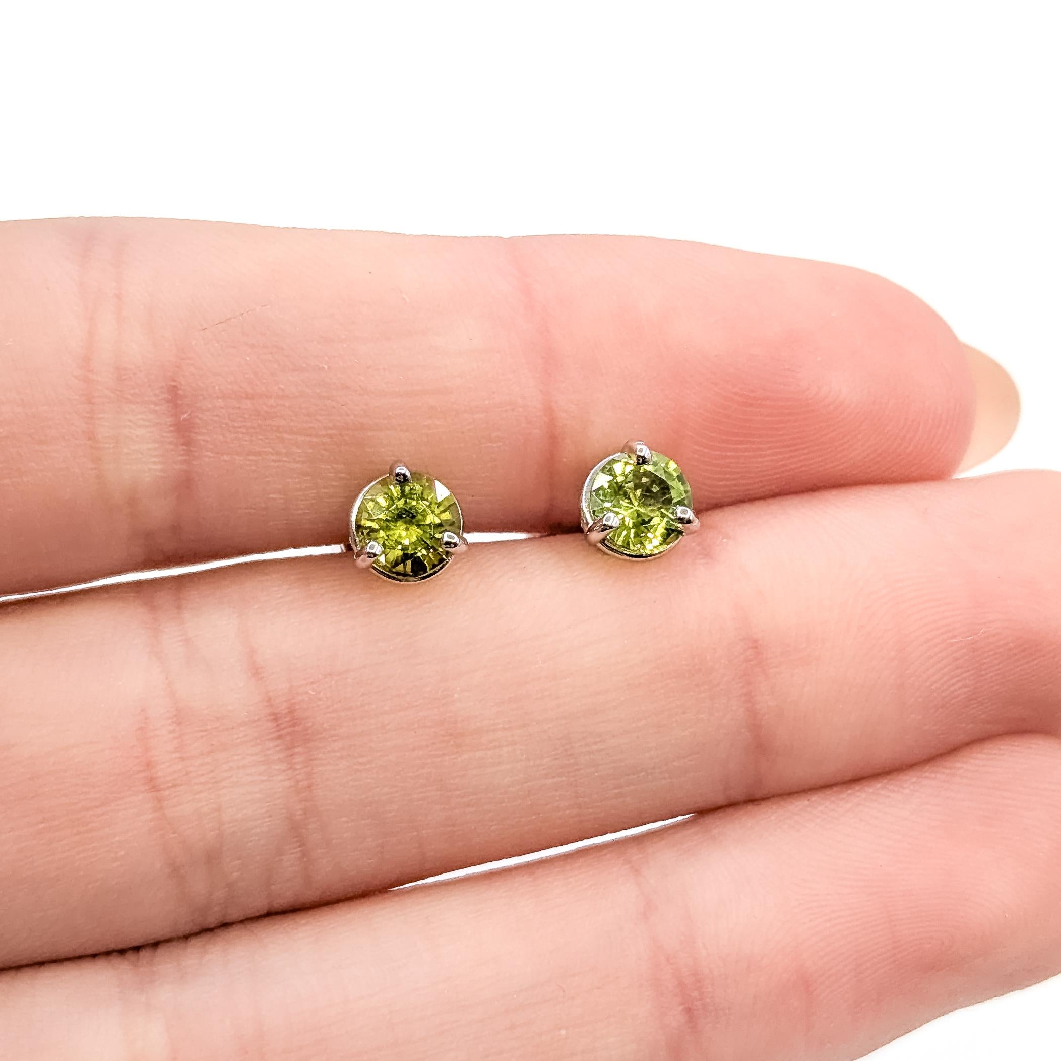 Contemporaneo Orecchini a perno con peridoto vibrante in oro bianco 14 in vendita