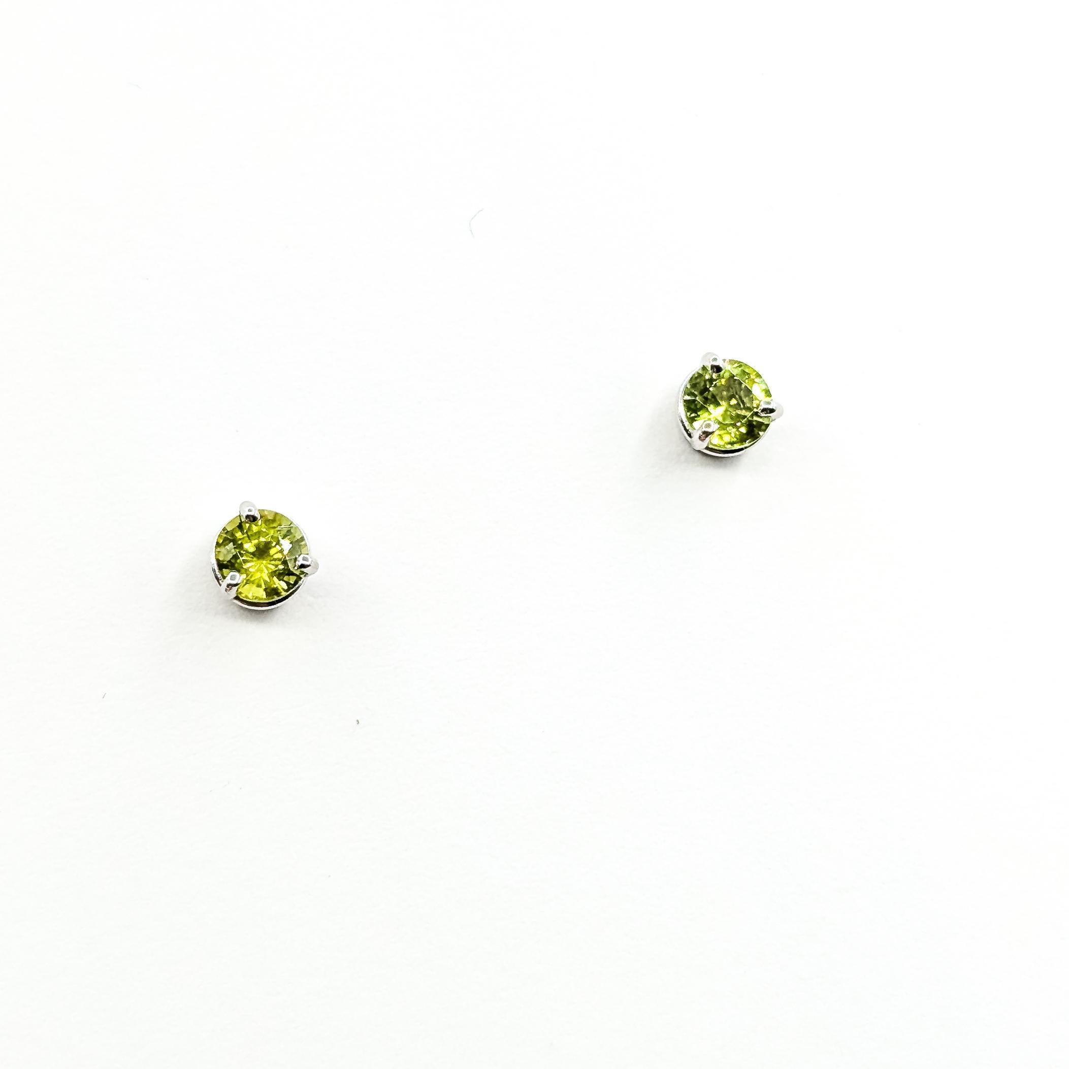 Orecchini a perno con peridoto vibrante in oro bianco 14 in vendita 1