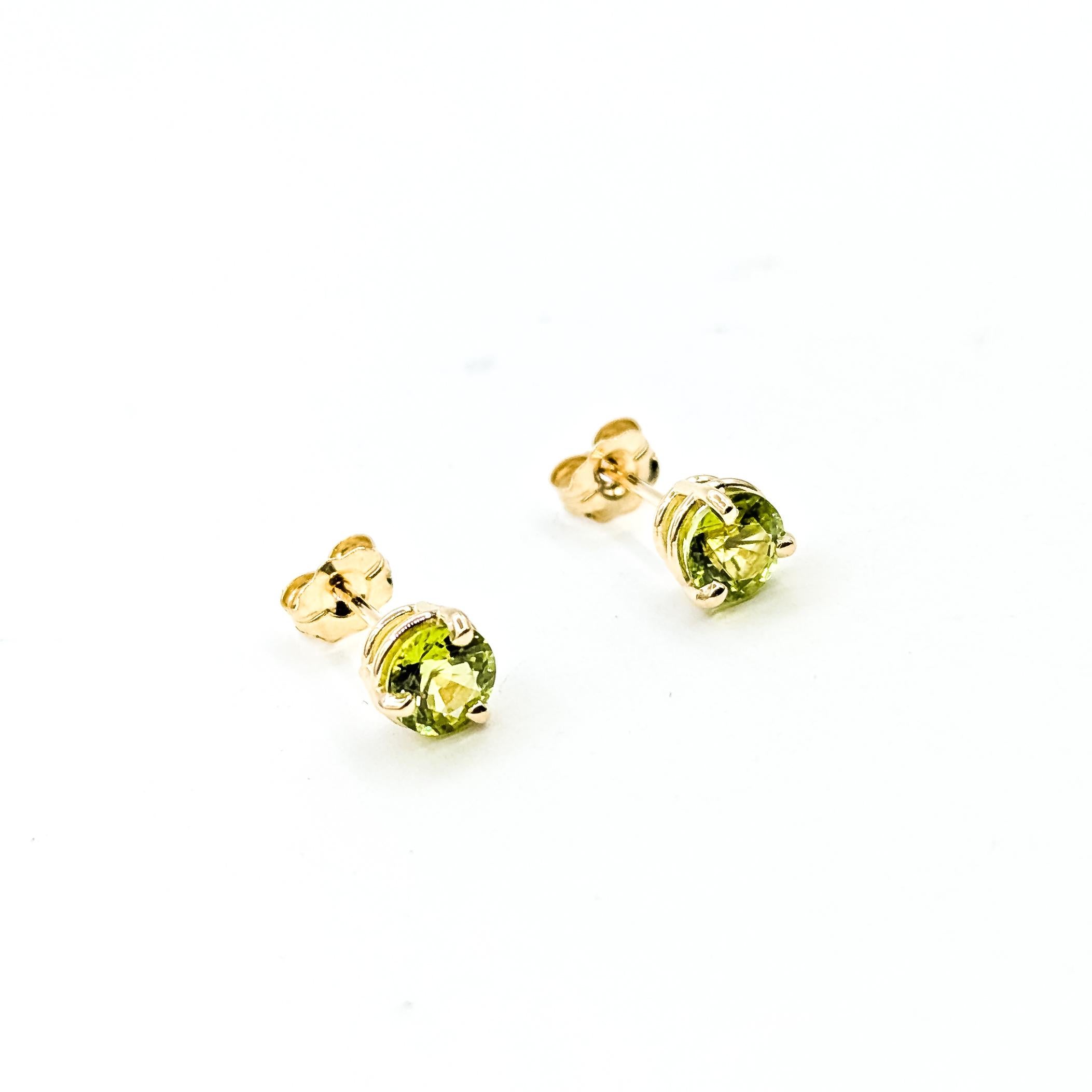 Boucles d'oreilles péridot en or jaune 14k

Ce pendentif est réalisé en or jaune 14k et présente un péridot rond d'une valeur totale de 1,17ct. La pierre précieuse d'un vert éclatant est sertie dans une monture classique à quatre griffes, ce qui