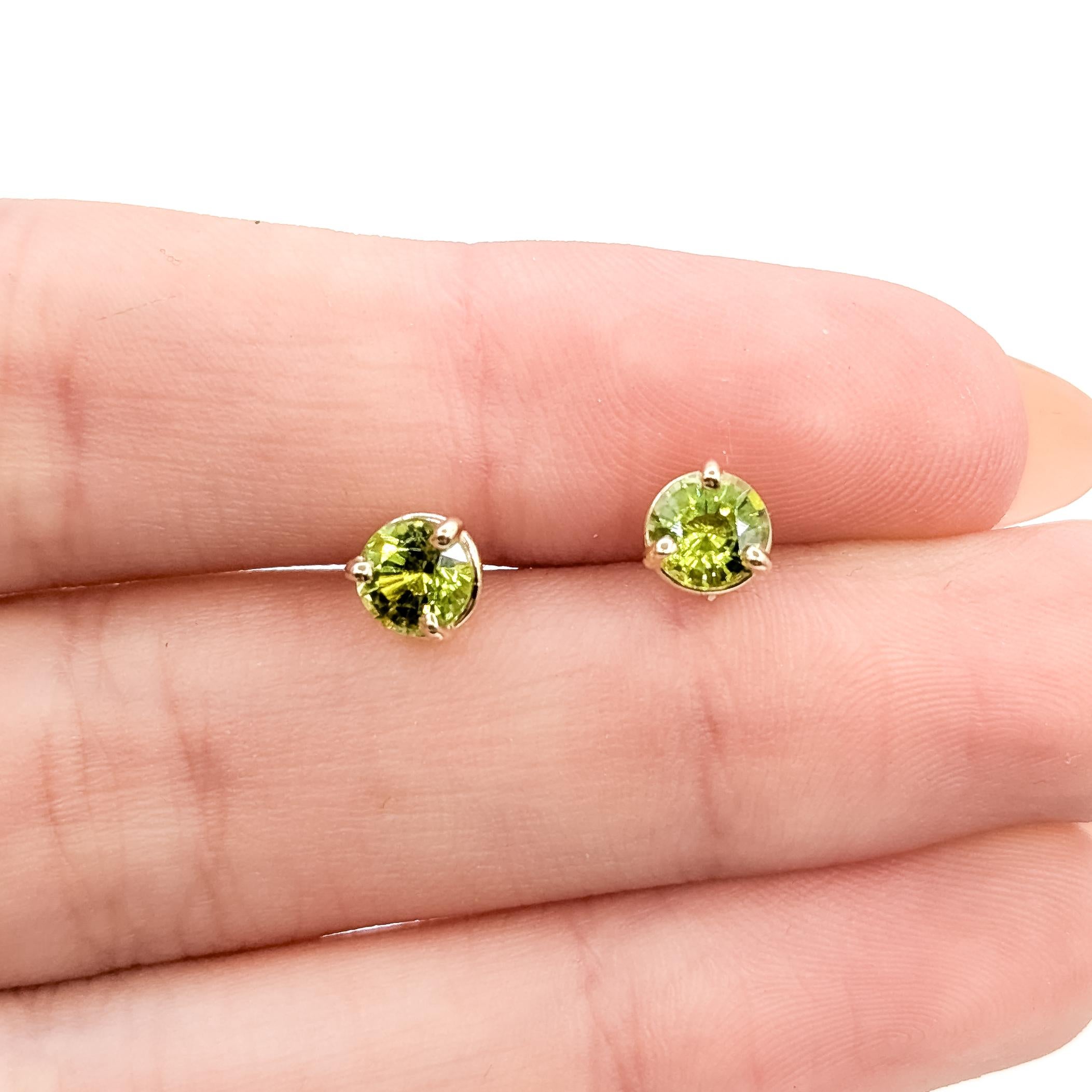 Taille ronde Boucles d'oreilles péridot en or jaune 14k en vente