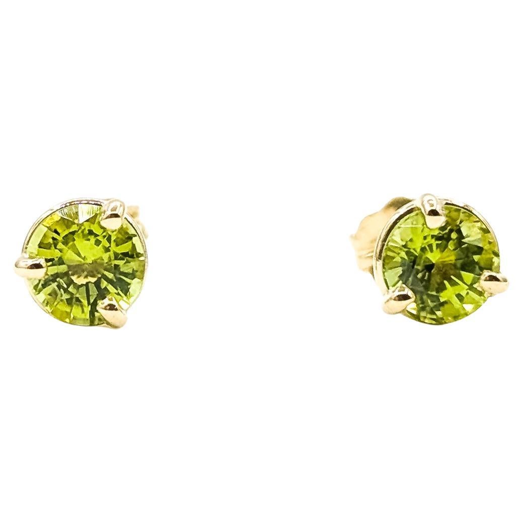 Orecchini a perno con peridoto vibrante in oro giallo 14k