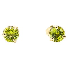 Orecchini a perno con peridoto vibrante in oro giallo 14k