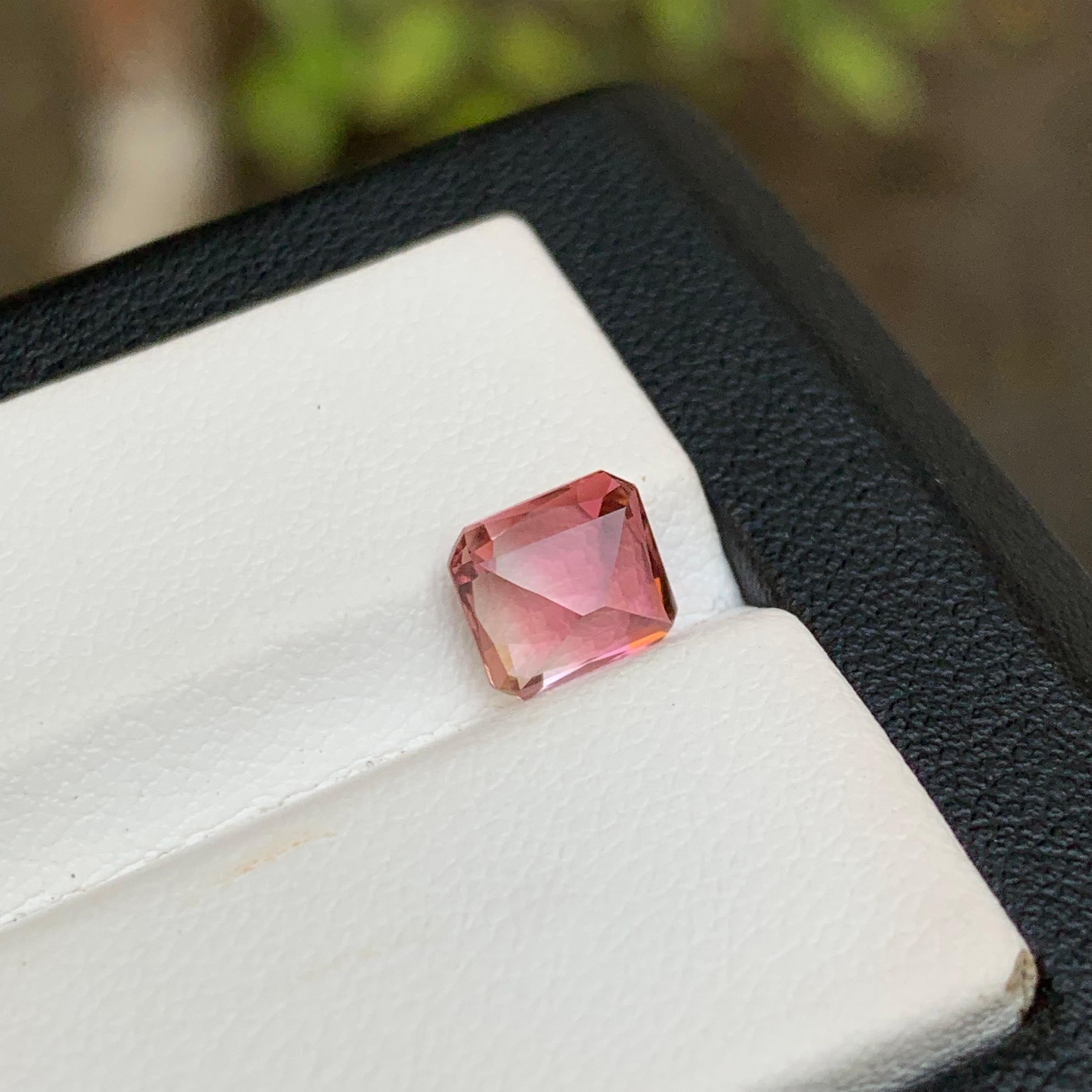 Bague rose vif tourmaline naturelle taille émeraude coussin 1,60 carat en vente 2