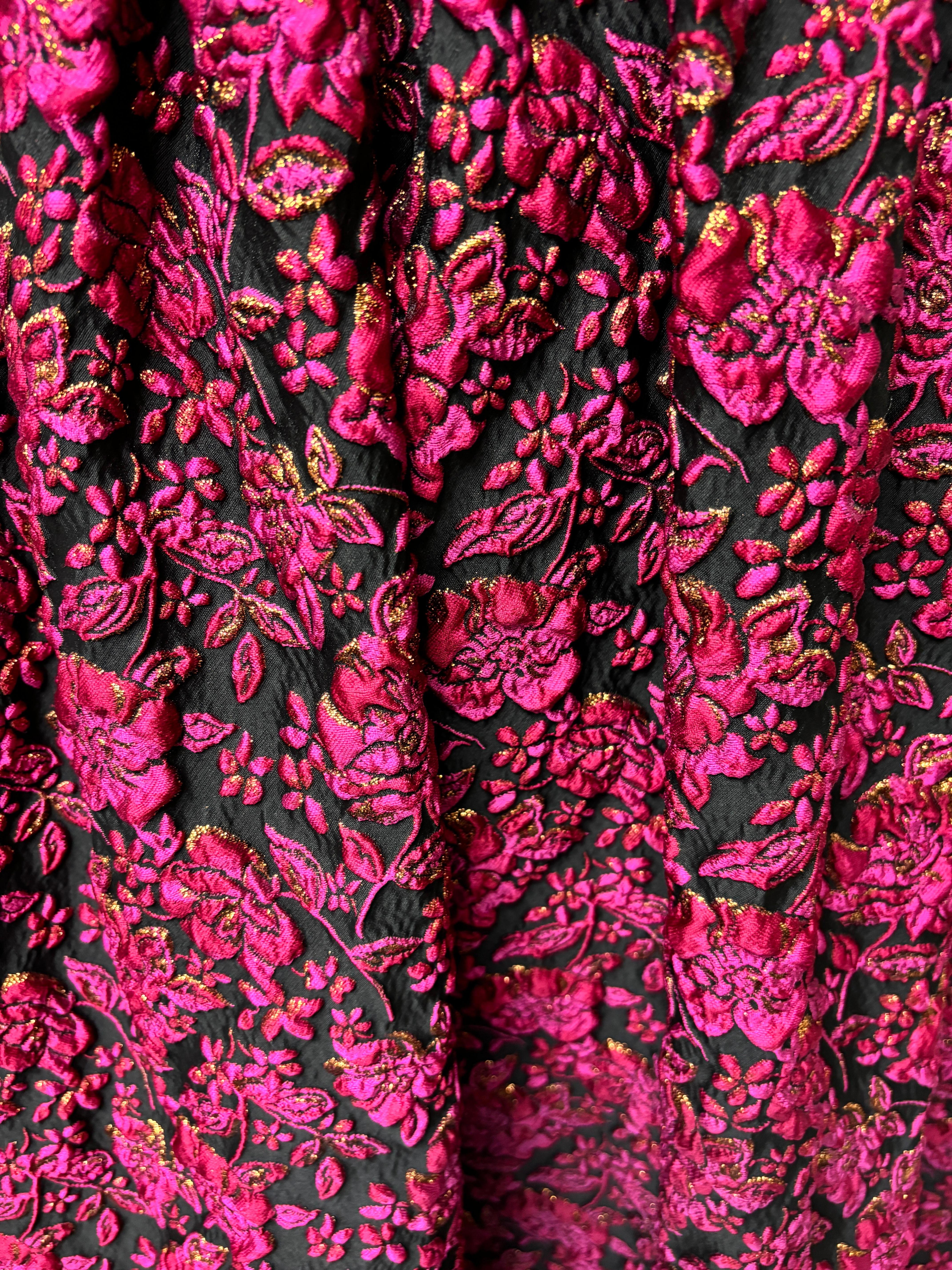 Bata de manga entera con bolsillos en brocado rosa vibrante, negro y dorado en venta 5