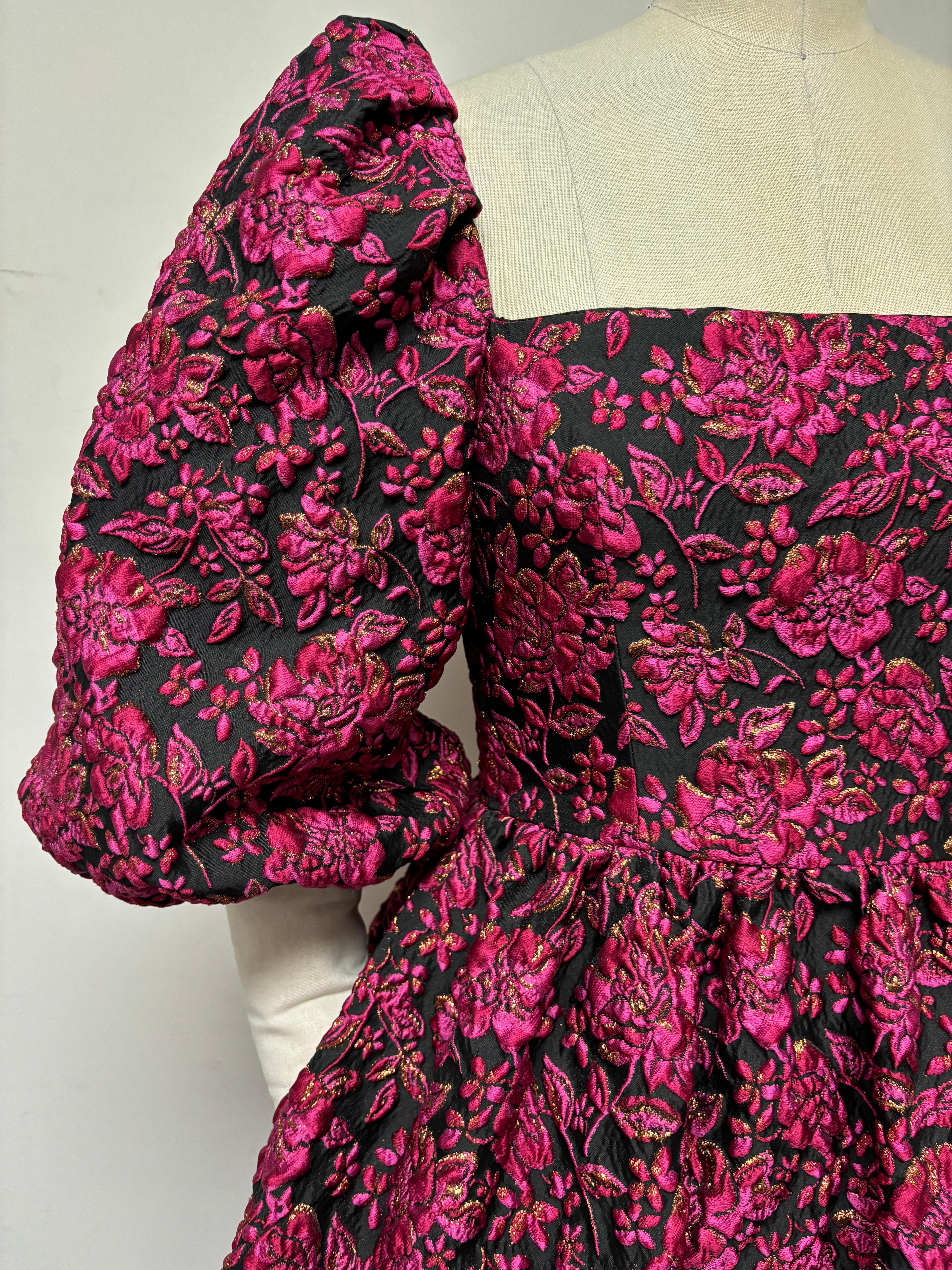 Bata de manga entera con bolsillos en brocado rosa vibrante, negro y dorado Marrón en venta