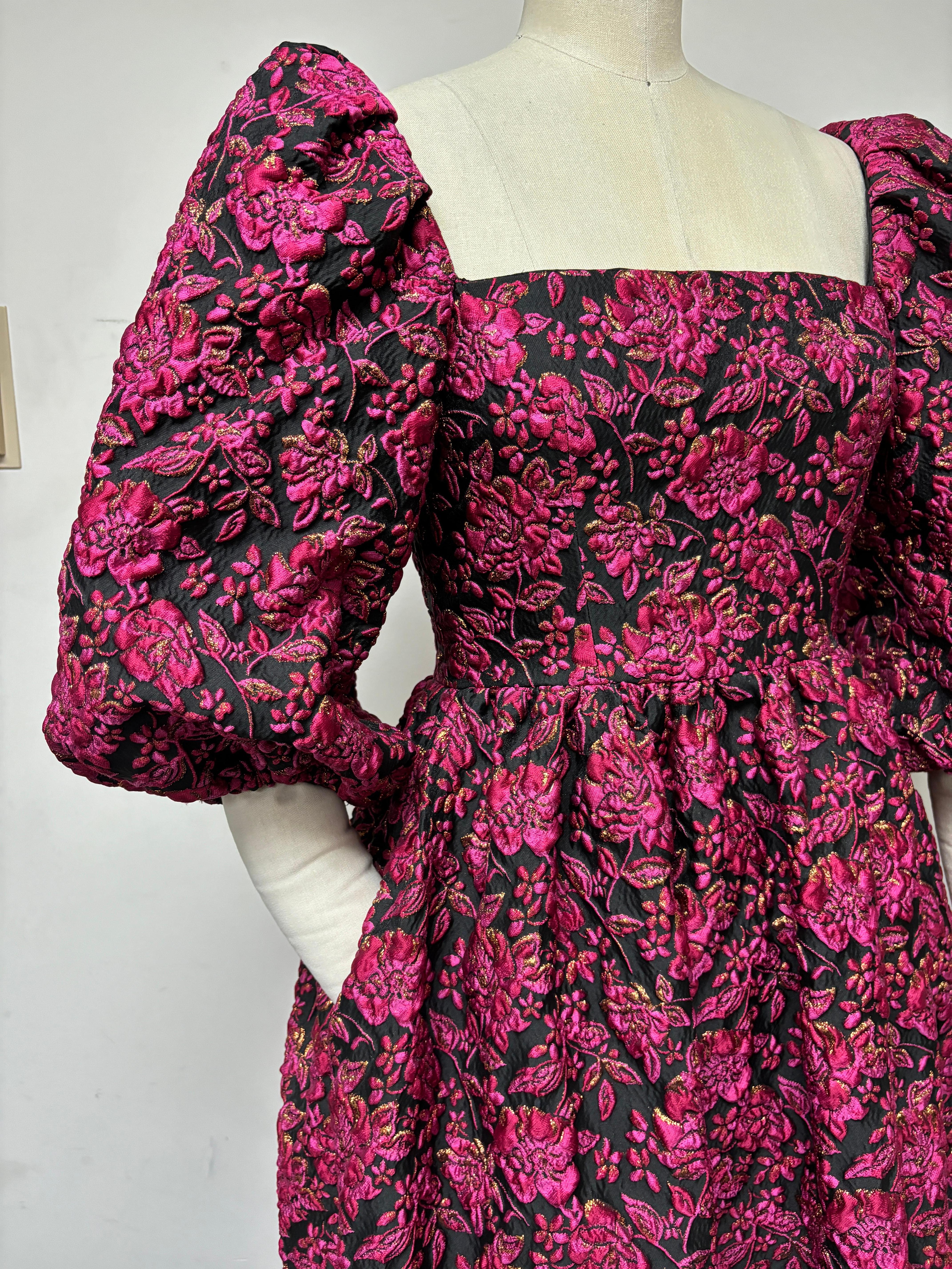 Bata de manga entera con bolsillos en brocado rosa vibrante, negro y dorado en Excelente estado para la venta en Los Angeles, CA
