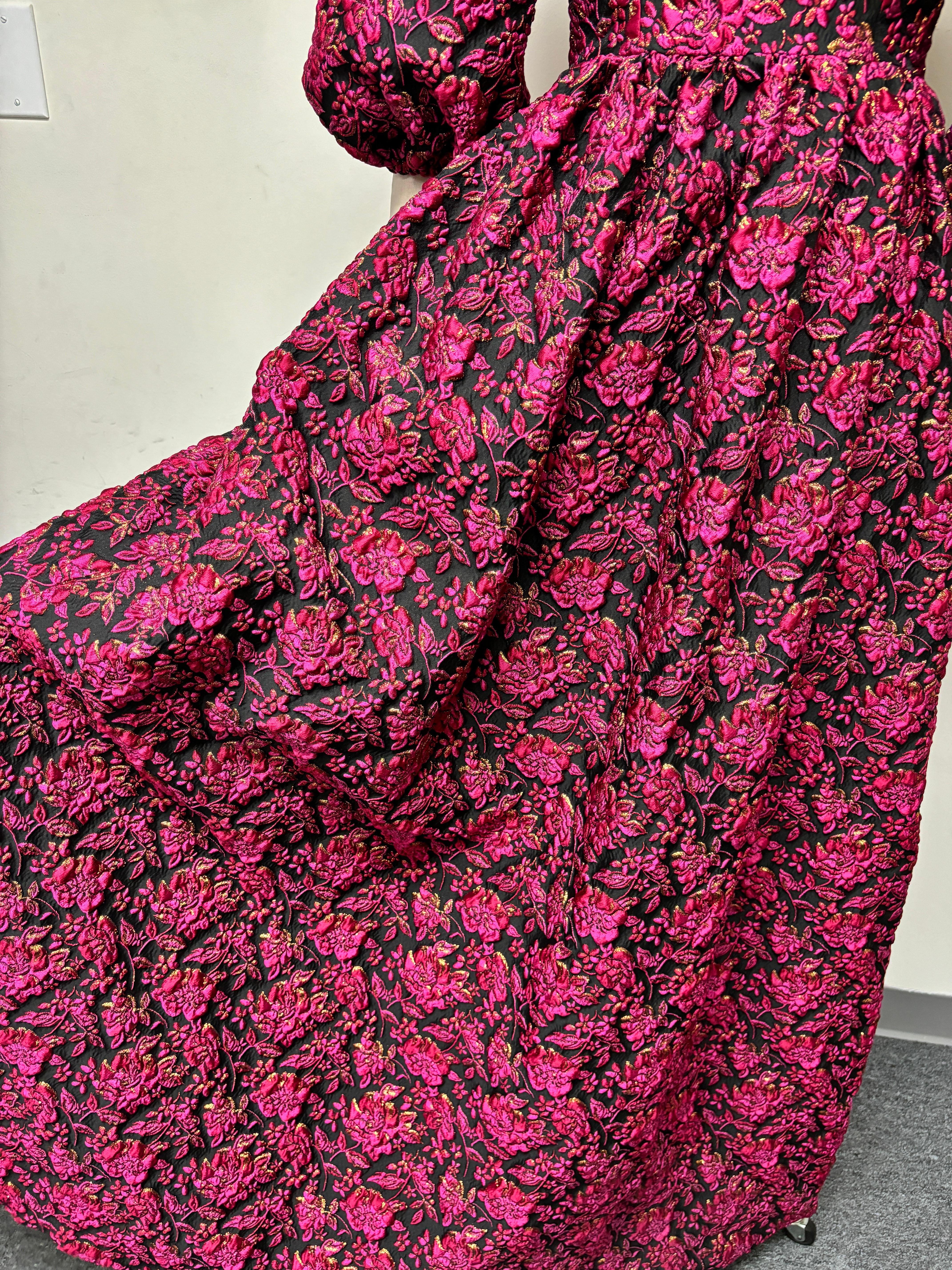 Bata de manga entera con bolsillos en brocado rosa vibrante, negro y dorado en venta 4
